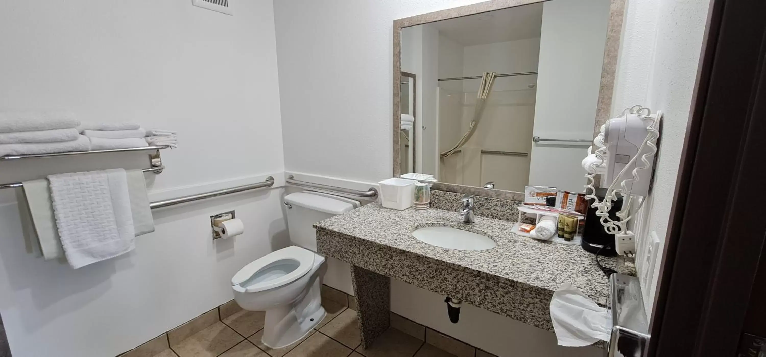 Bathroom in Oakridge Inn & Suites