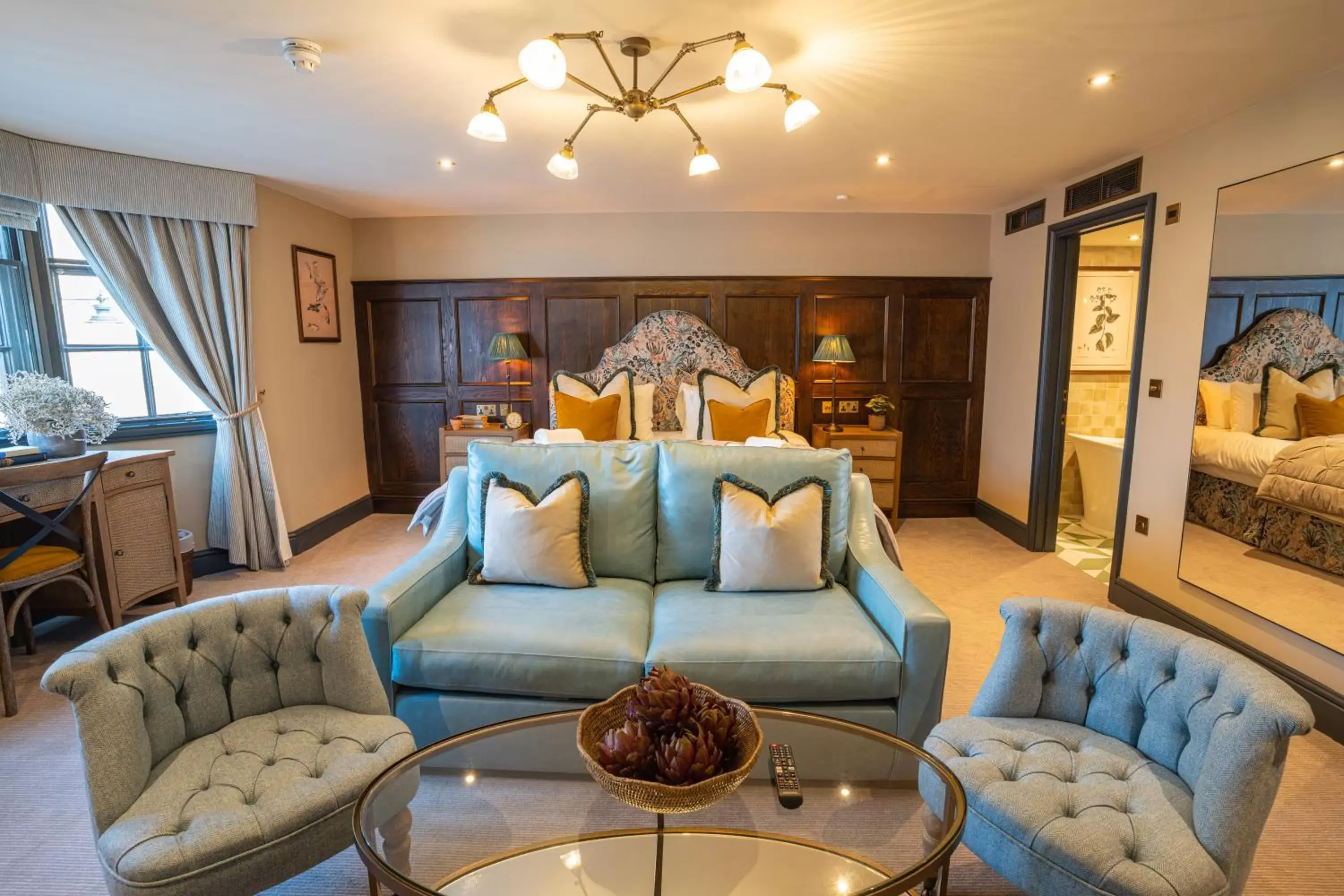 Bedroom, Seating Area in Salisbury Arms Hotel