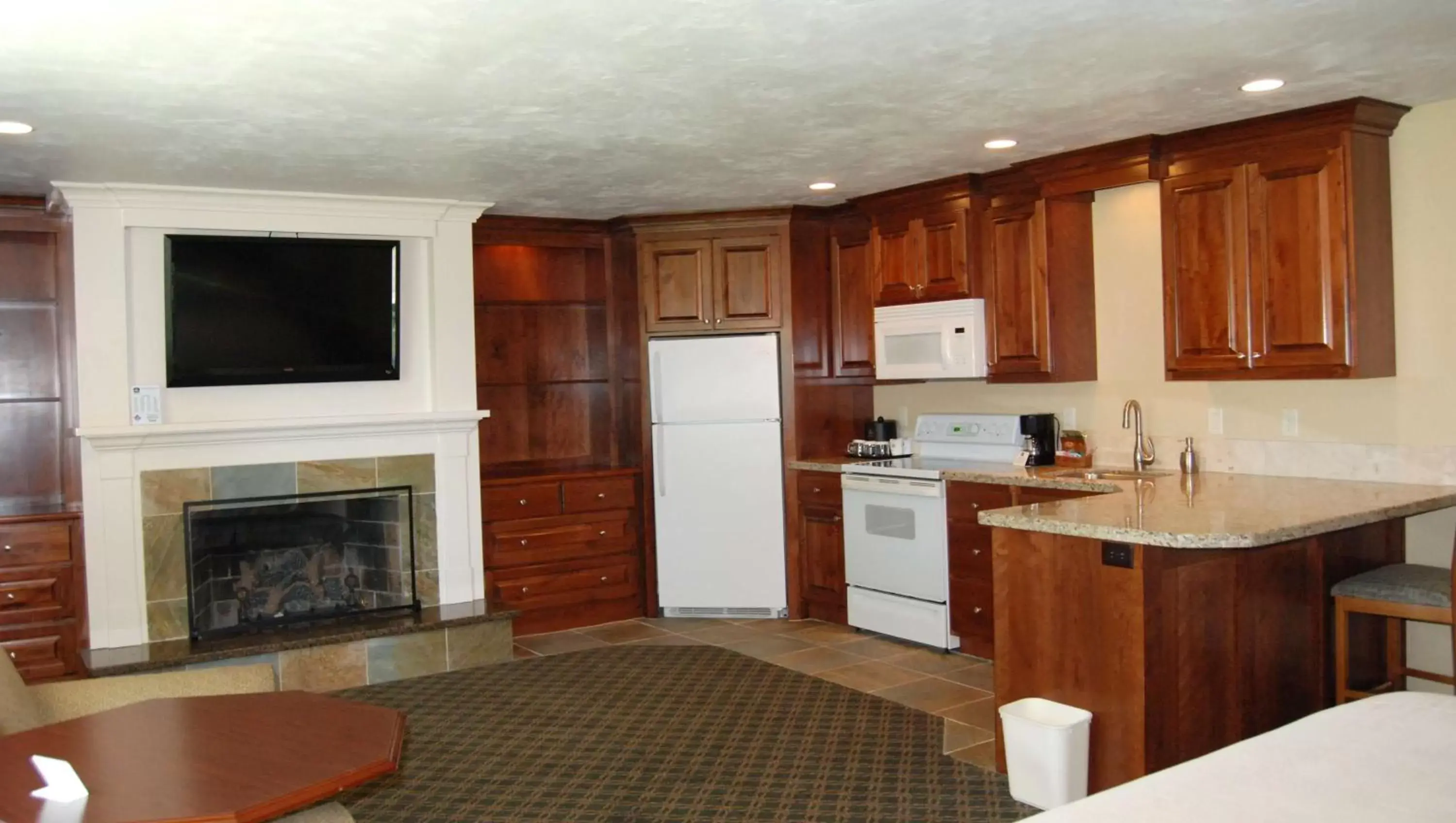 Photo of the whole room, Kitchen/Kitchenette in Best Western Driftwood Inn