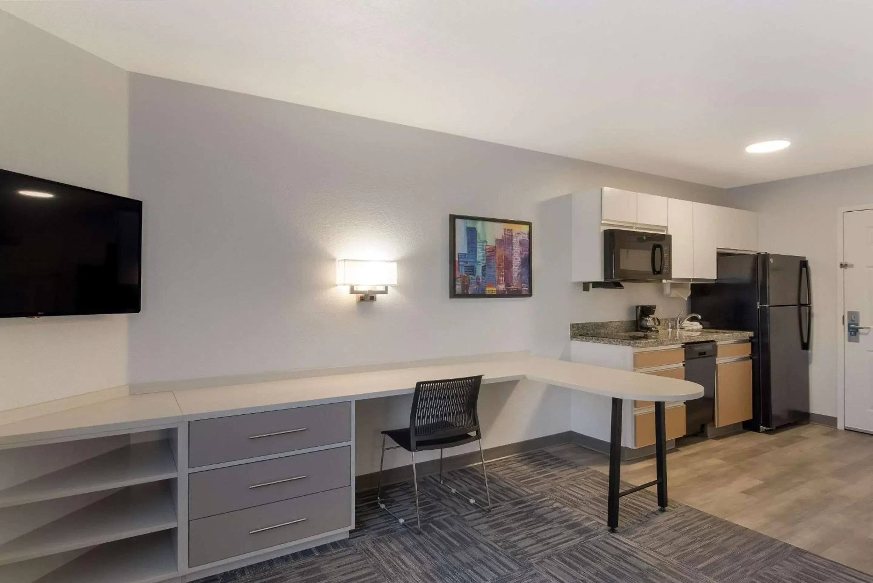 Bedroom, TV/Entertainment Center in MainStay Suites Denver Tech Center