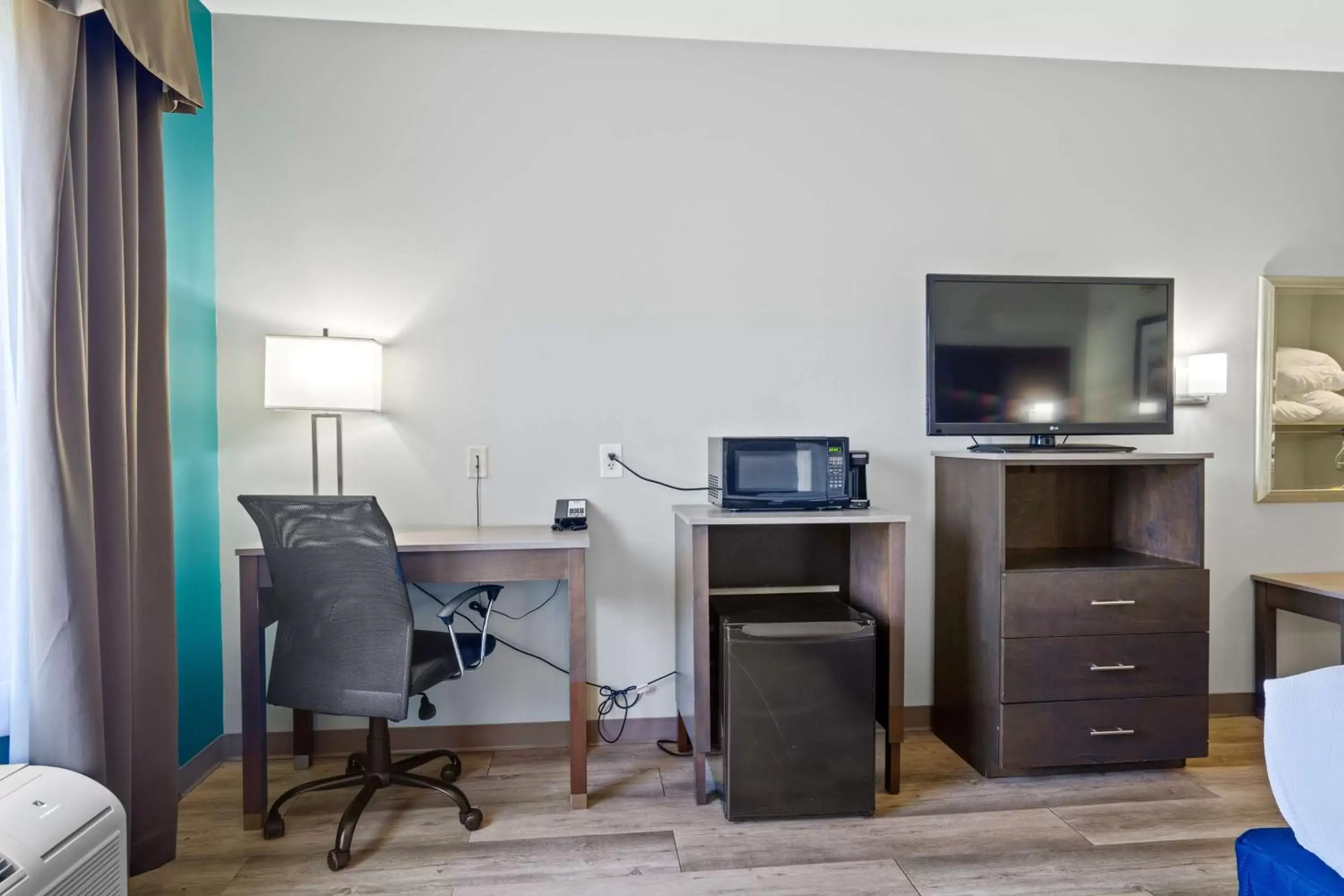 Bedroom, TV/Entertainment Center in Blue Water Inn & Suites BW Signature Collection