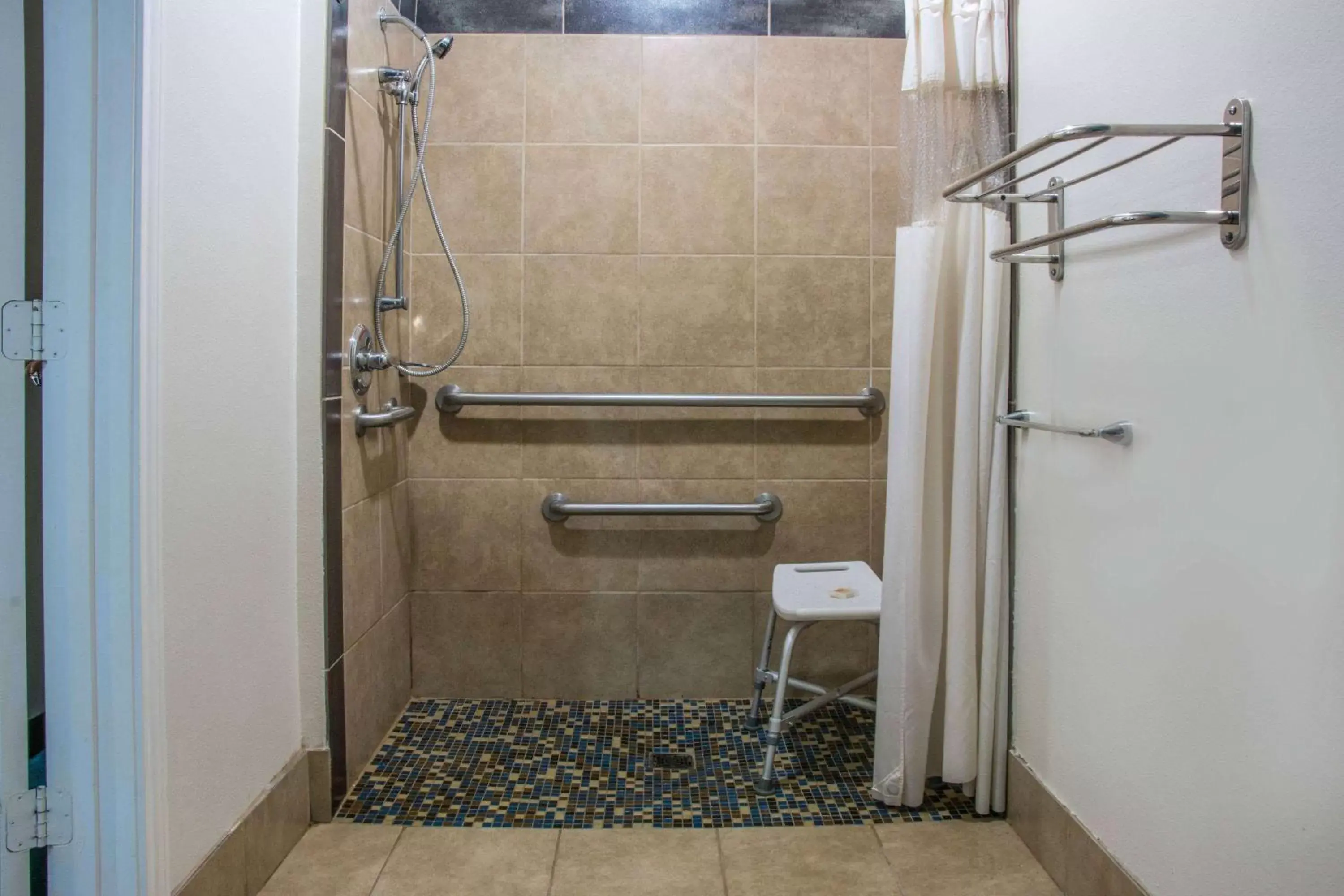 Photo of the whole room, Bathroom in Days Inn by Wyndham Humble/Houston Intercontinental Airport