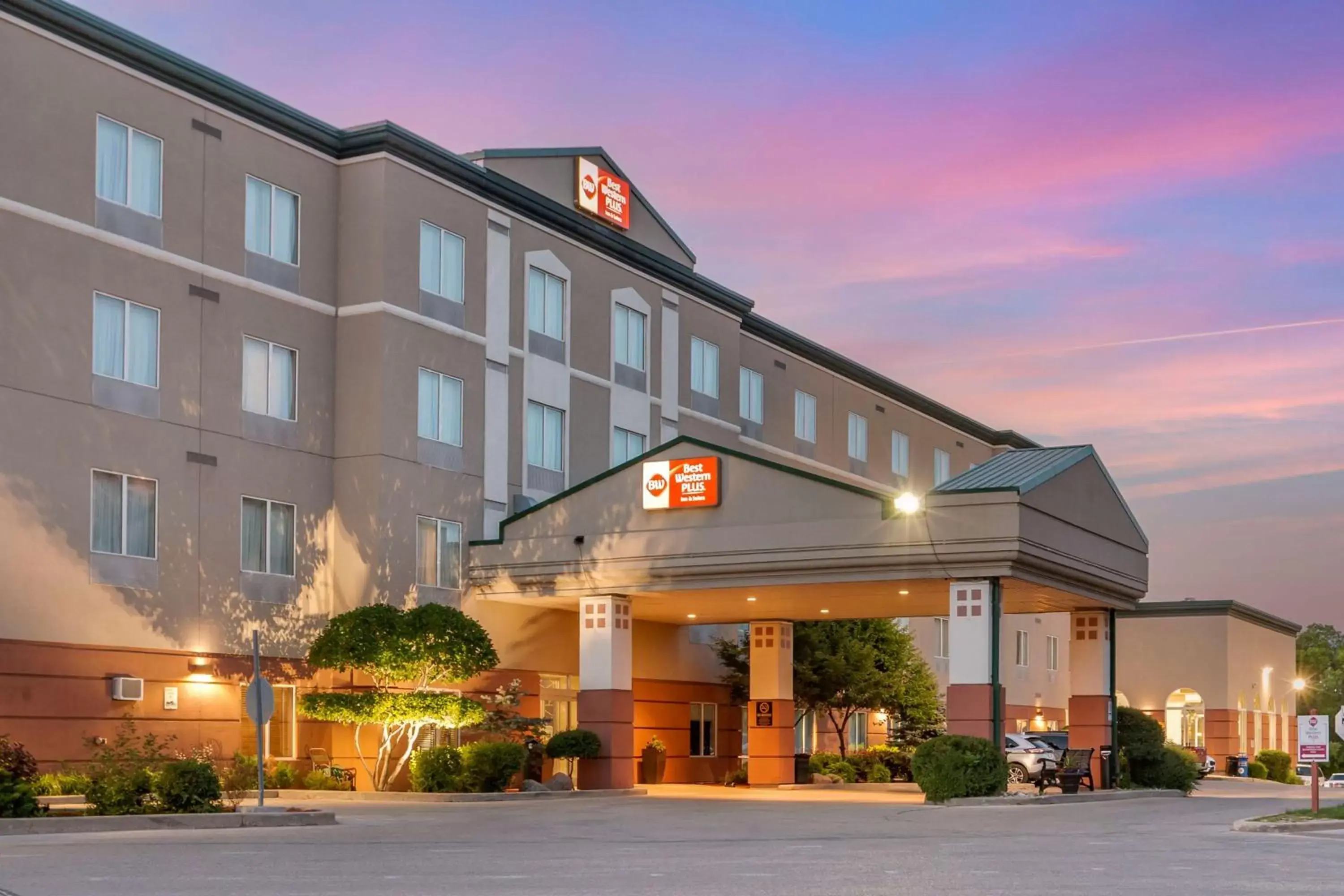 Property building in Best Western Plus Pembina Inn & Suites Property building in Best Western Plus Pembina Inn & Suites