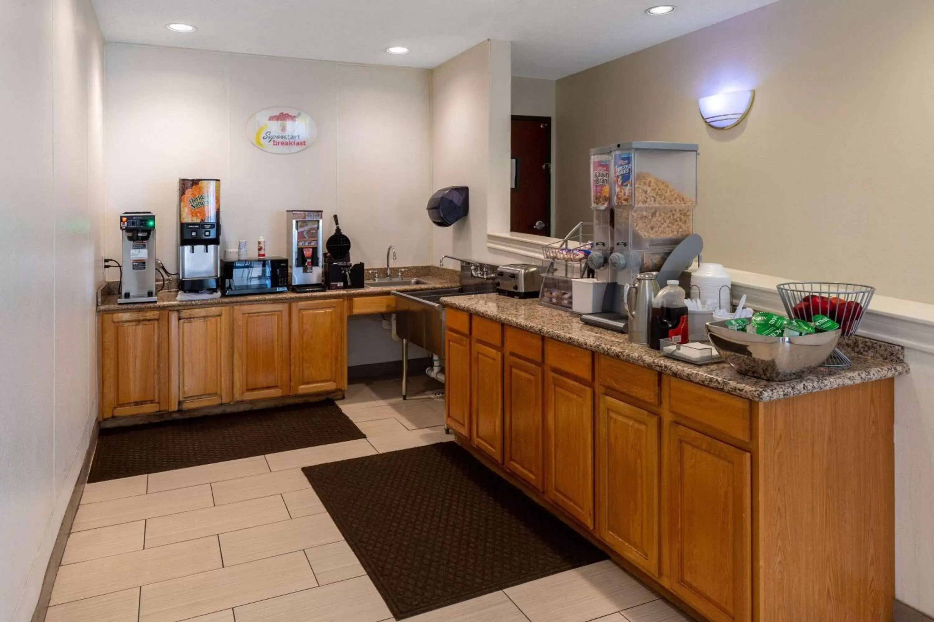 Breakfast, Kitchen/Kitchenette in Super 8 by Wyndham Garland/Rowlett/East Dallas area