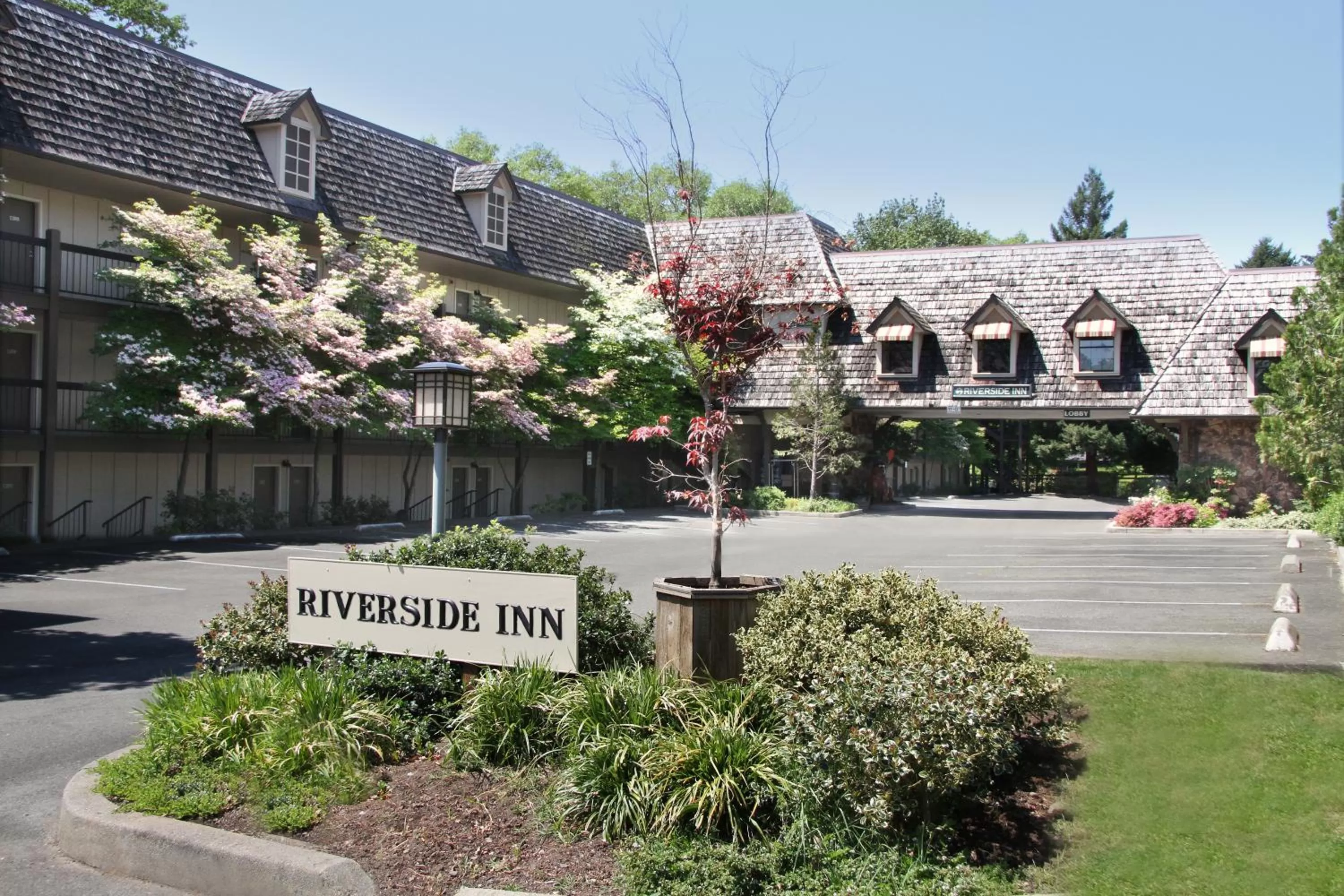 Facade/entrance in Riverside Inn