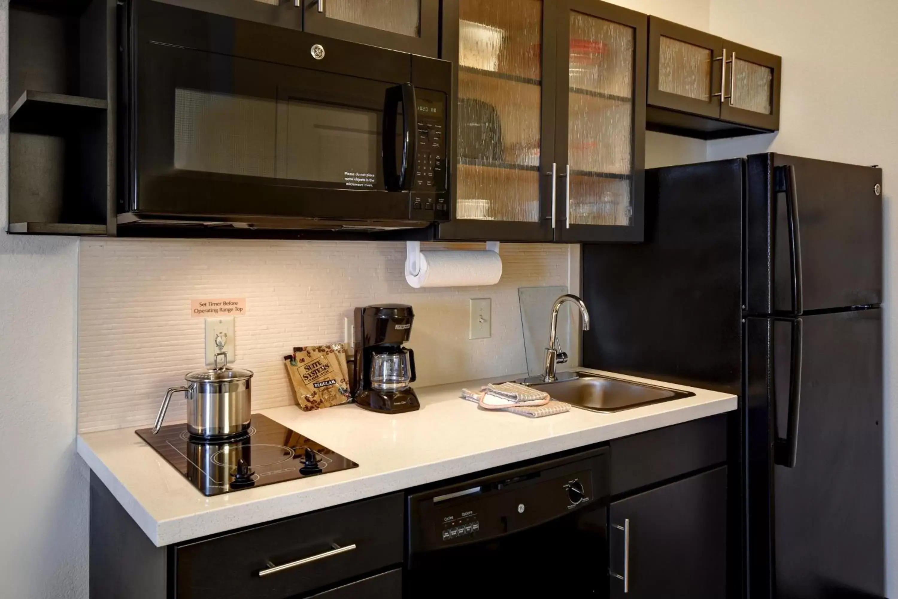 Photo of the whole room, Kitchen/Kitchenette in Candlewood Suites St Clairsville Wheeling Area, an IHG Hotel