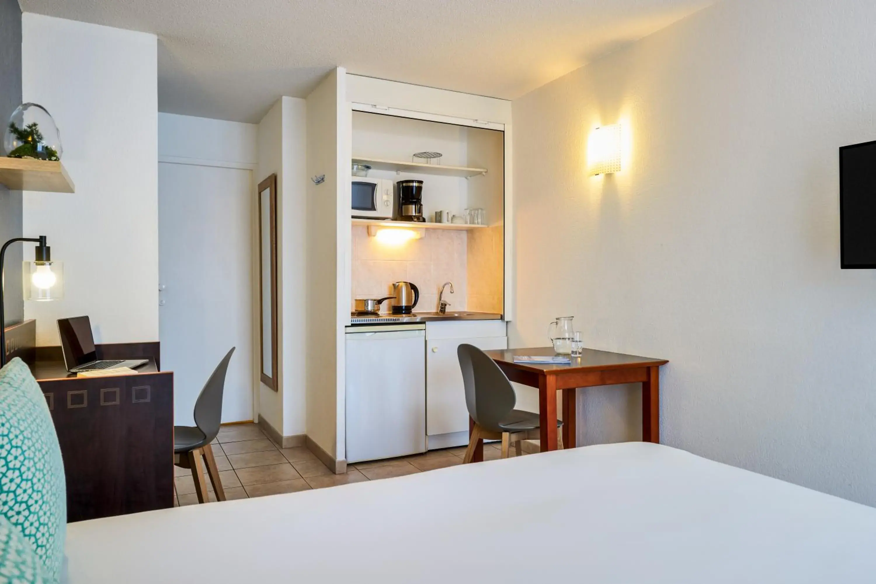 Kitchen or kitchenette, Bed in Aparthotel Adagio Access Nice Acropolis