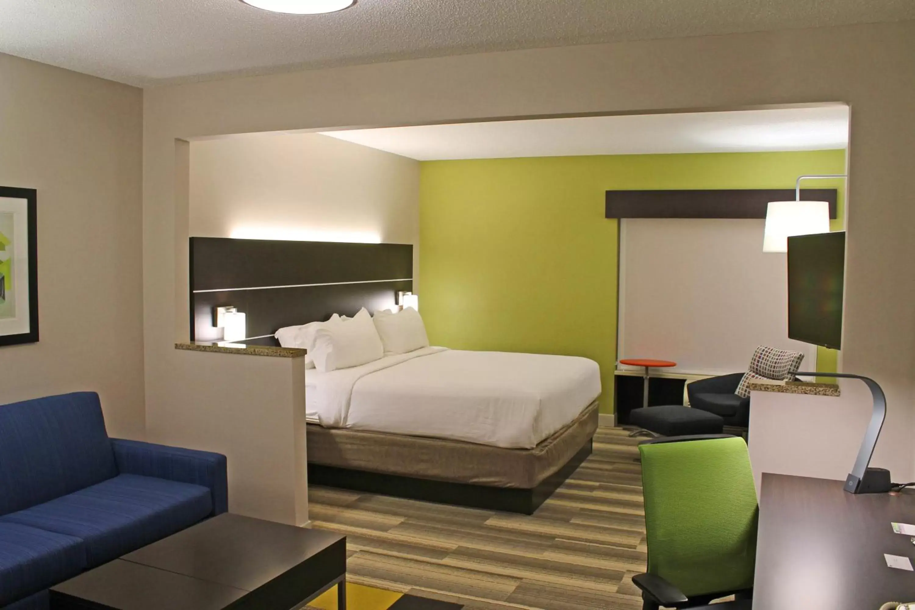 Photo of the whole room, Bed in Holiday Inn Express Hotel & Suites Cape Girardeau I-55, an IHG Hotel