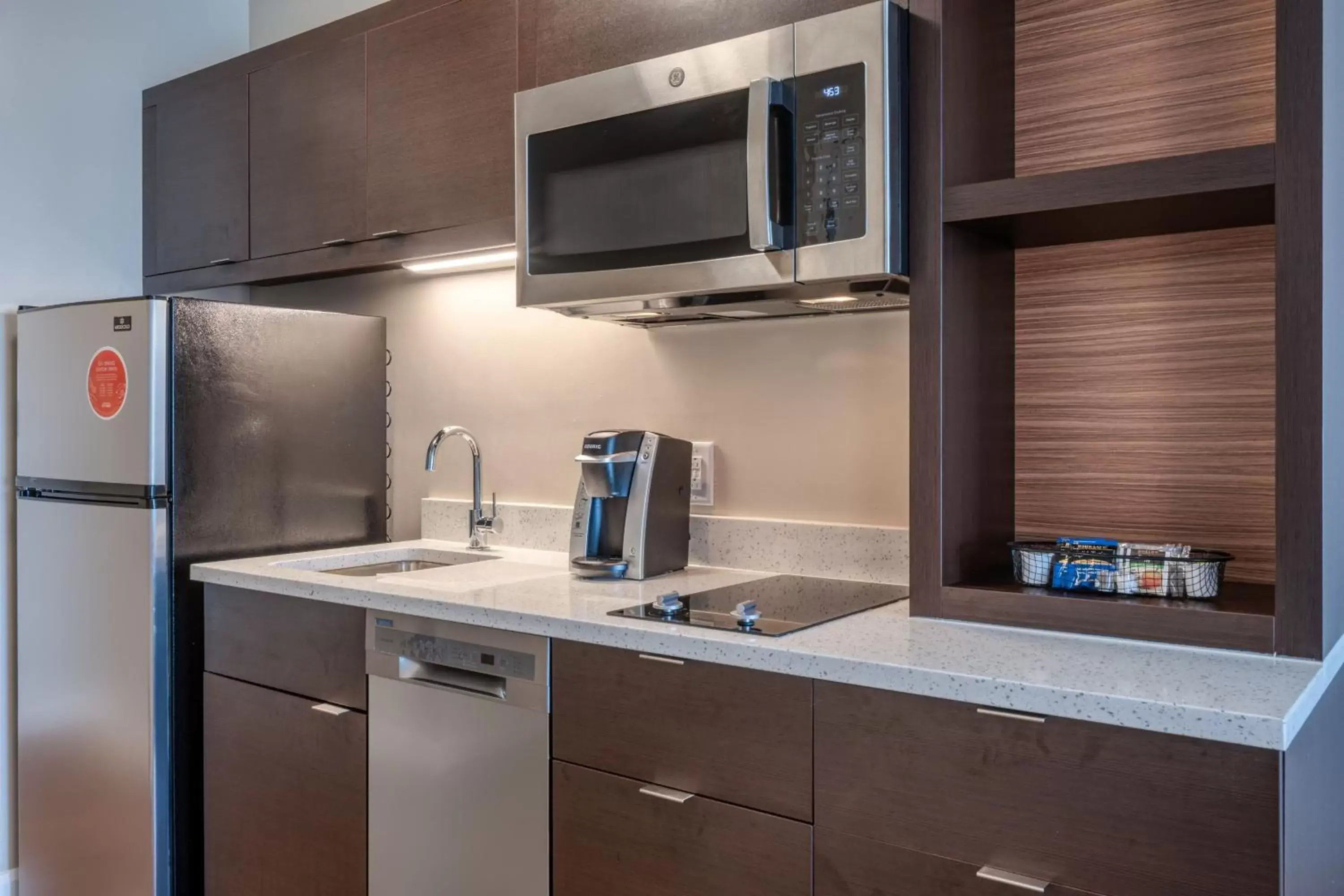 Kitchen or kitchenette, Kitchen/Kitchenette in TownePlace Suites by Marriott Indianapolis Airport