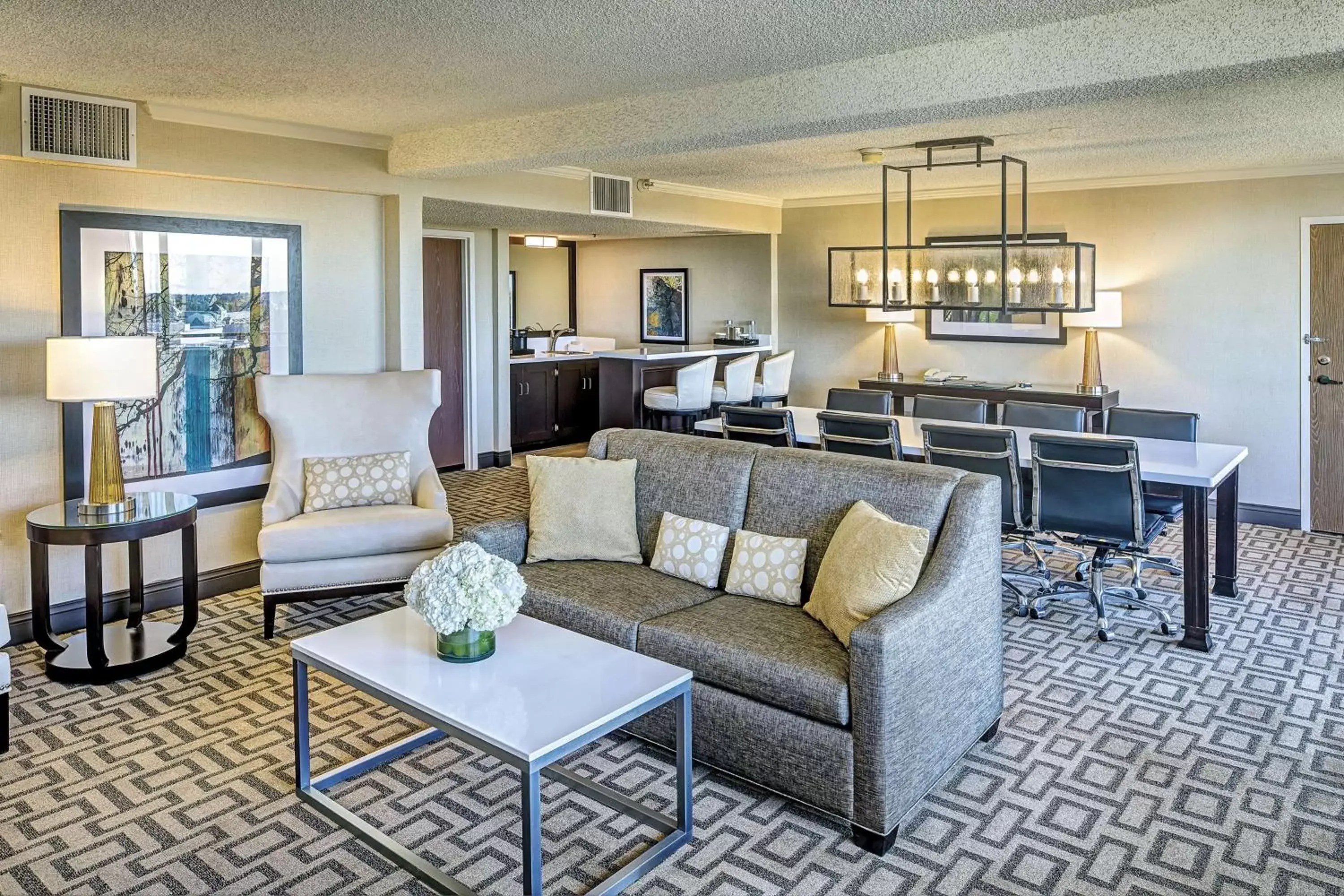 Living room, Seating Area in Hilton Sacramento Arden West