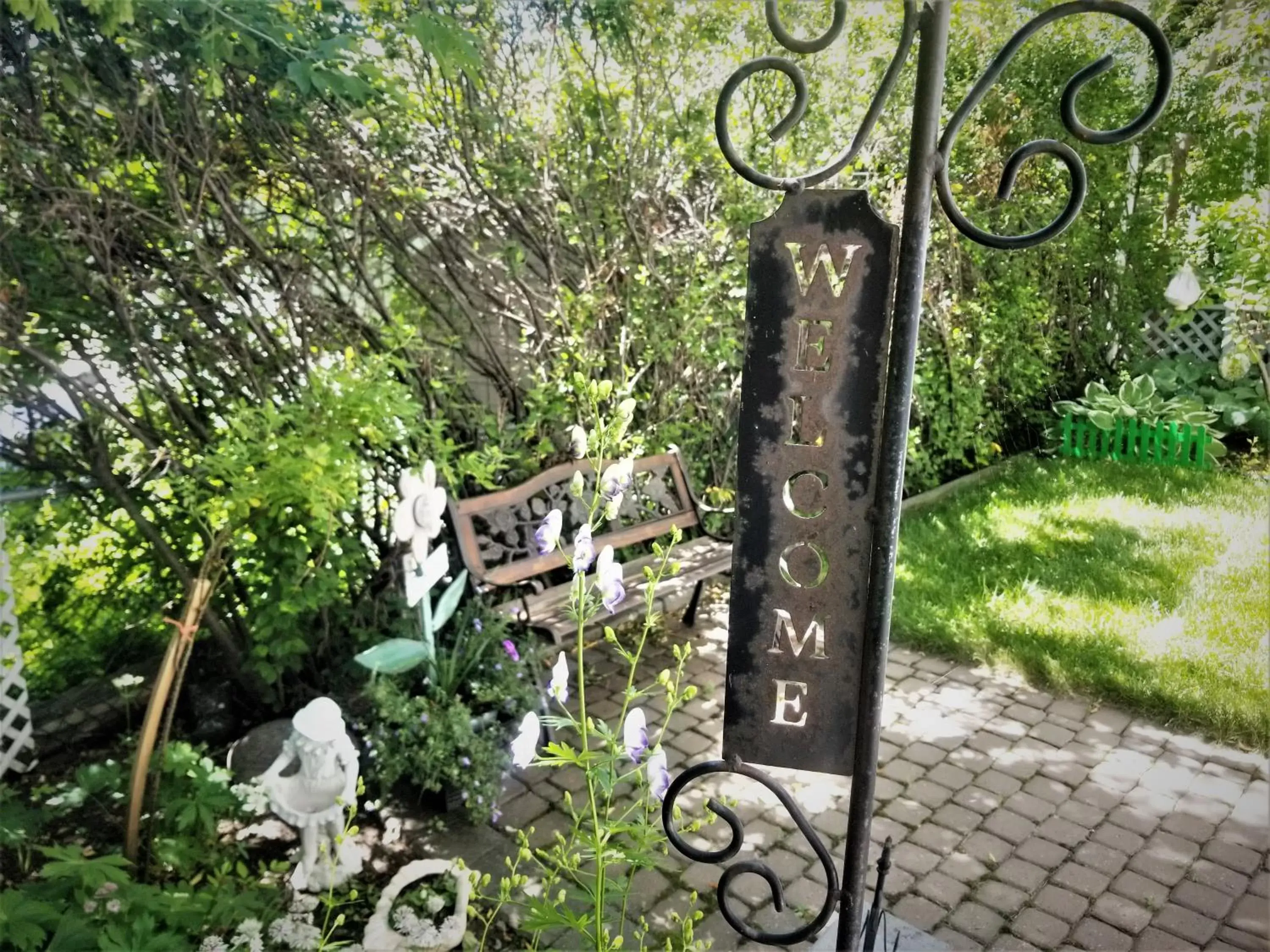 Garden view in Along River Ridge