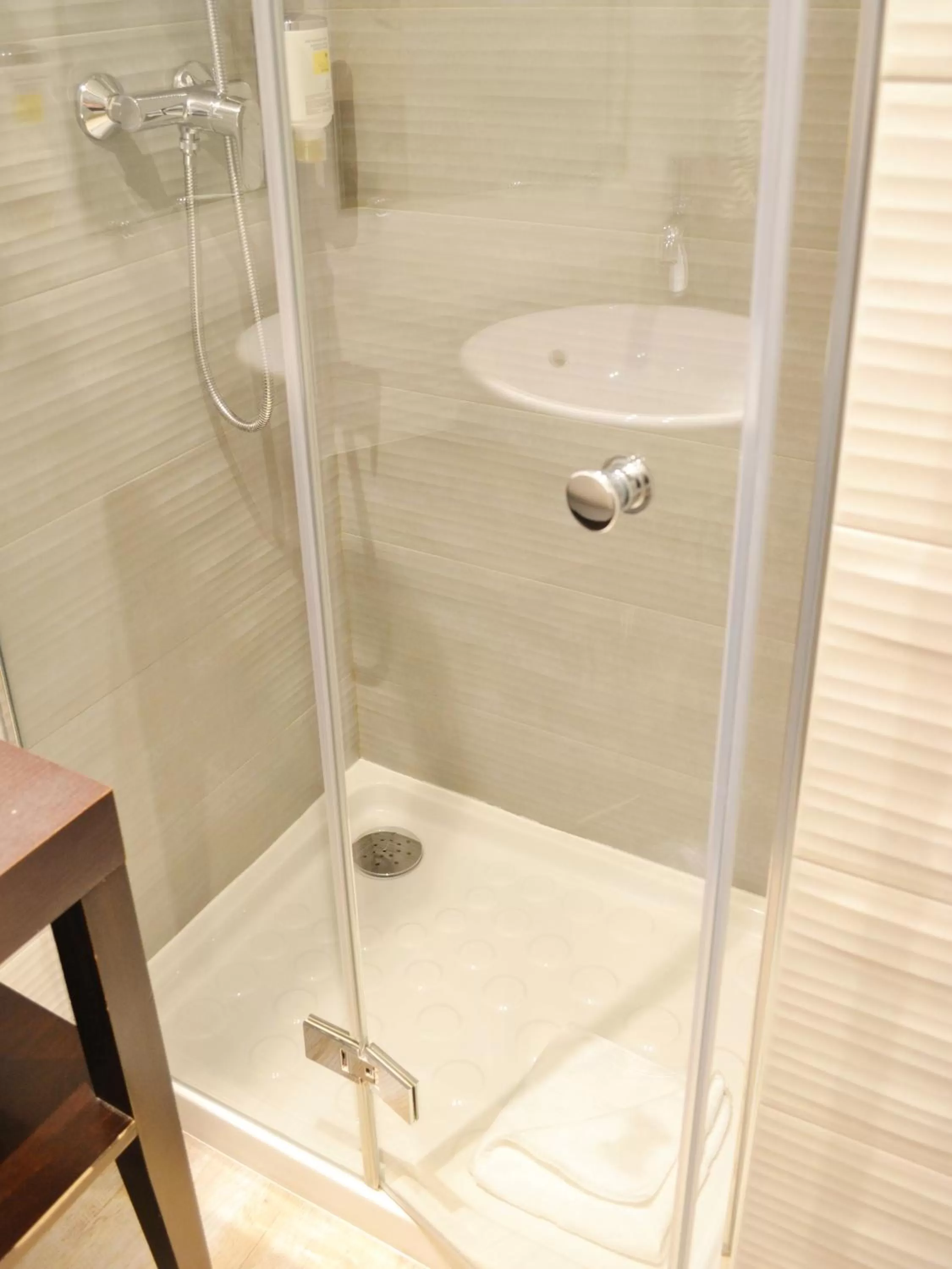 Shower in Hôtel de l'Exposition - Tour Eiffel