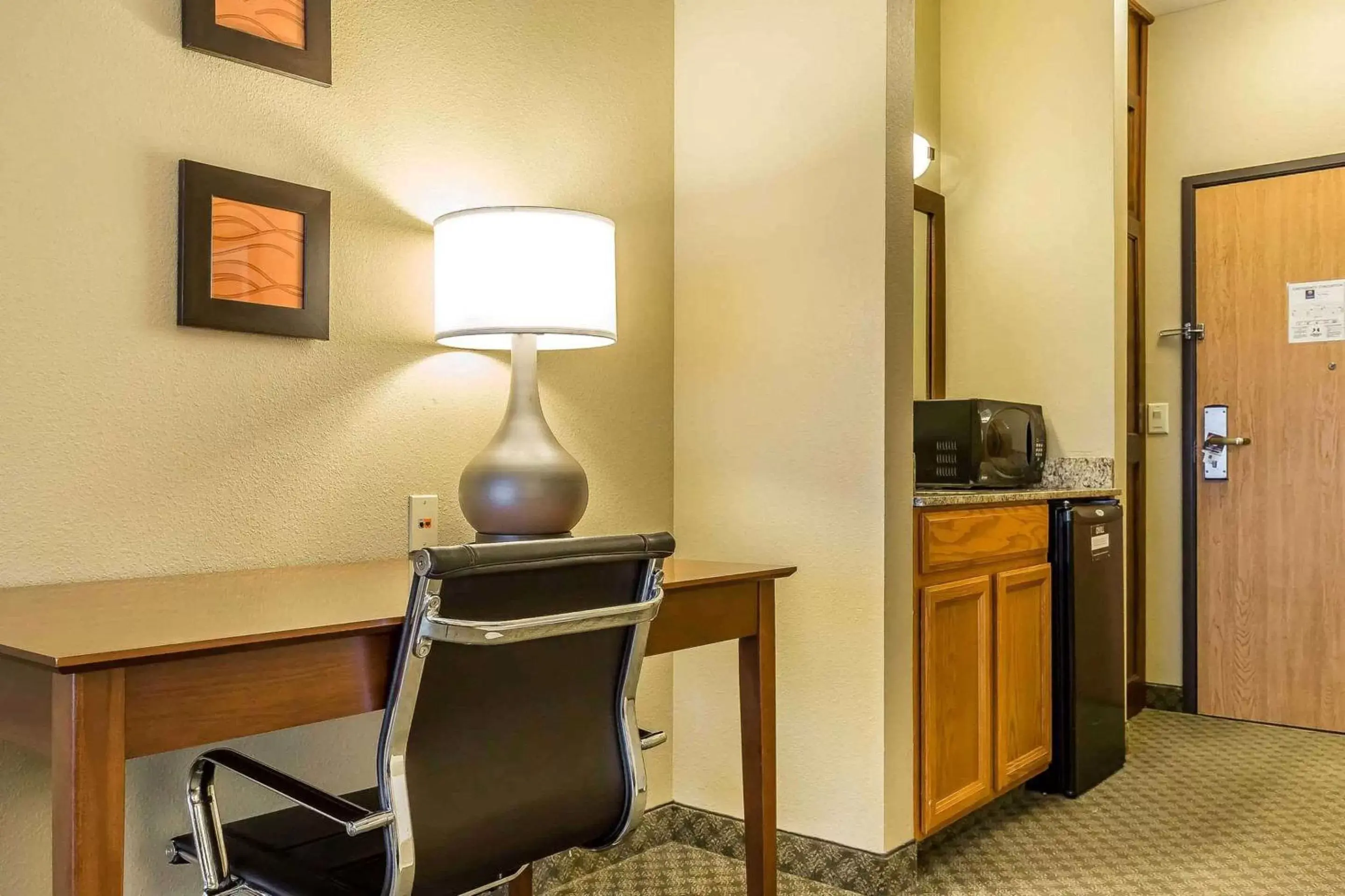 Bedroom, TV/Entertainment Center in Comfort Inn & Suites East Moline near I-80