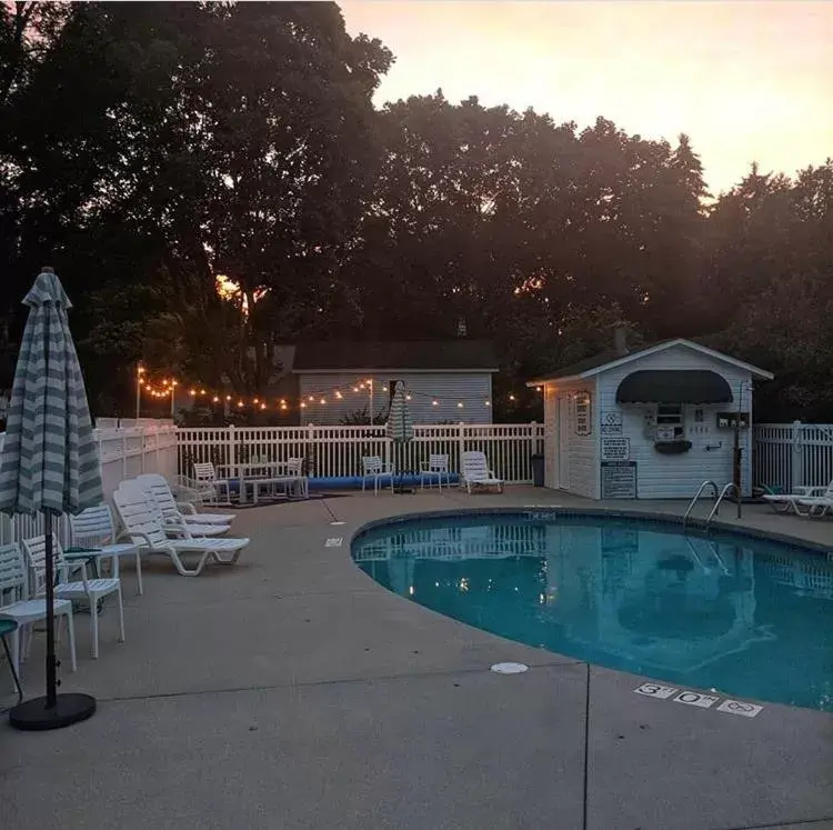 Swimming Pool in Cedar Court Inn