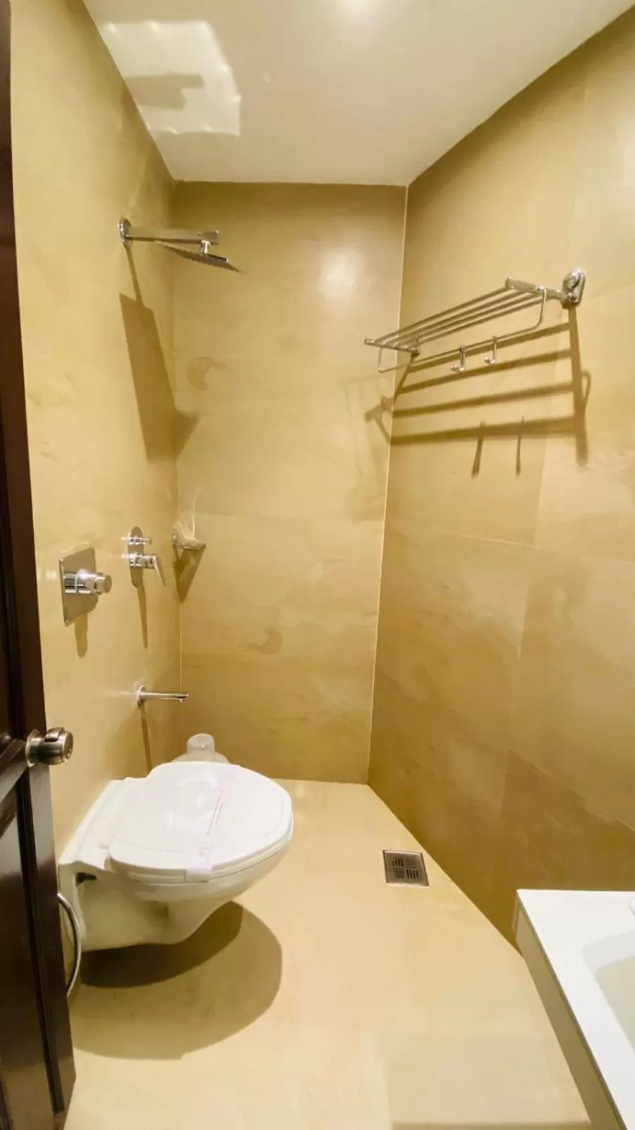 Bathroom in Hotel Plaza Heights by RAK Rooms, Mangaluru