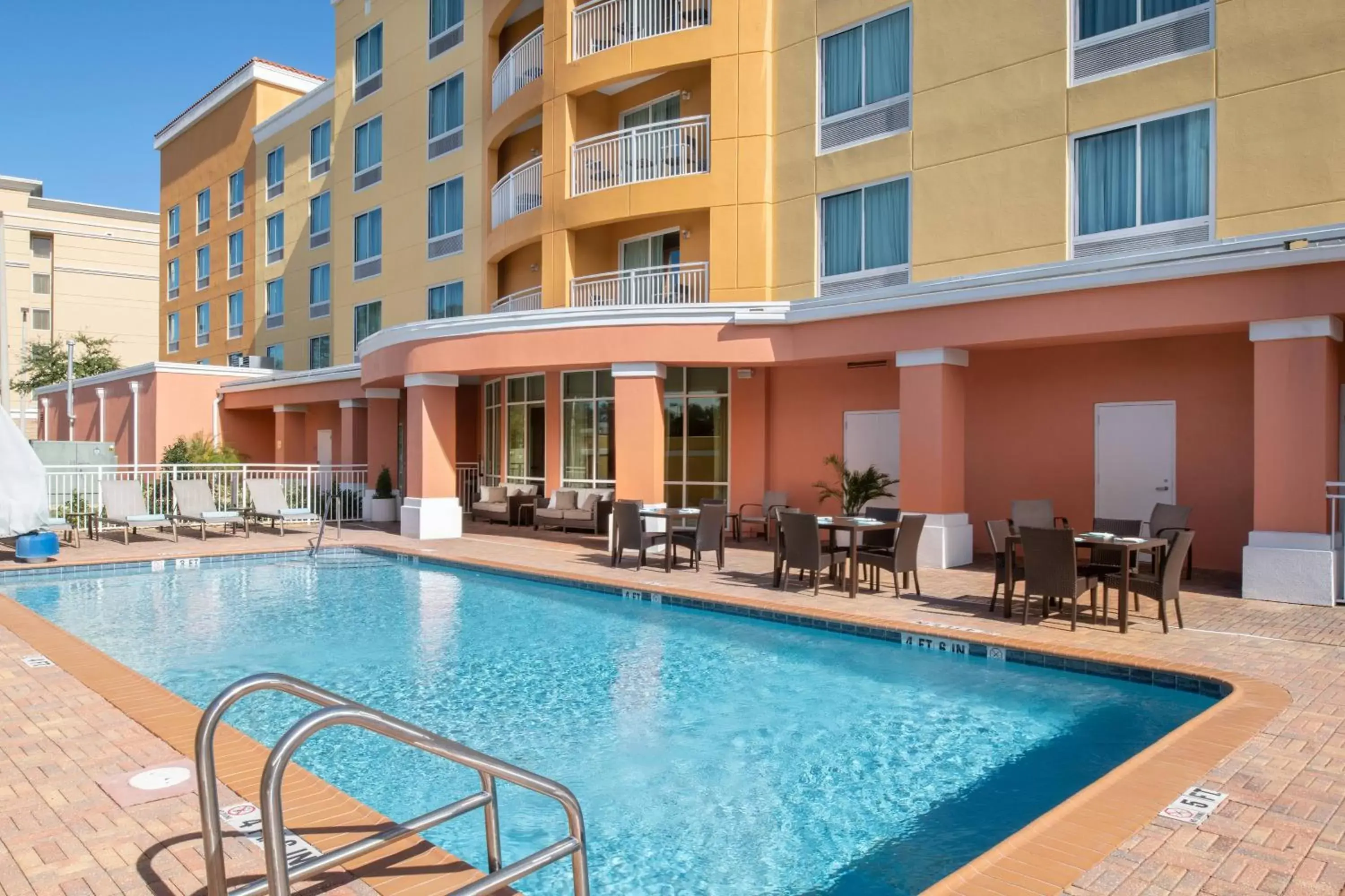 Swimming Pool in Courtyard Jacksonville Orange Park