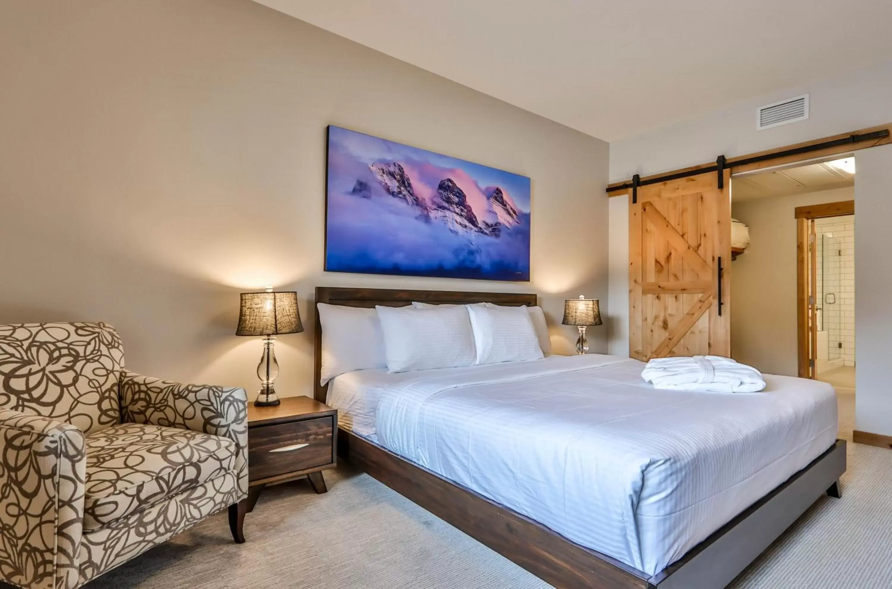 Bedroom, Bed in Tamarack Lodge by Spring Creek Vacations