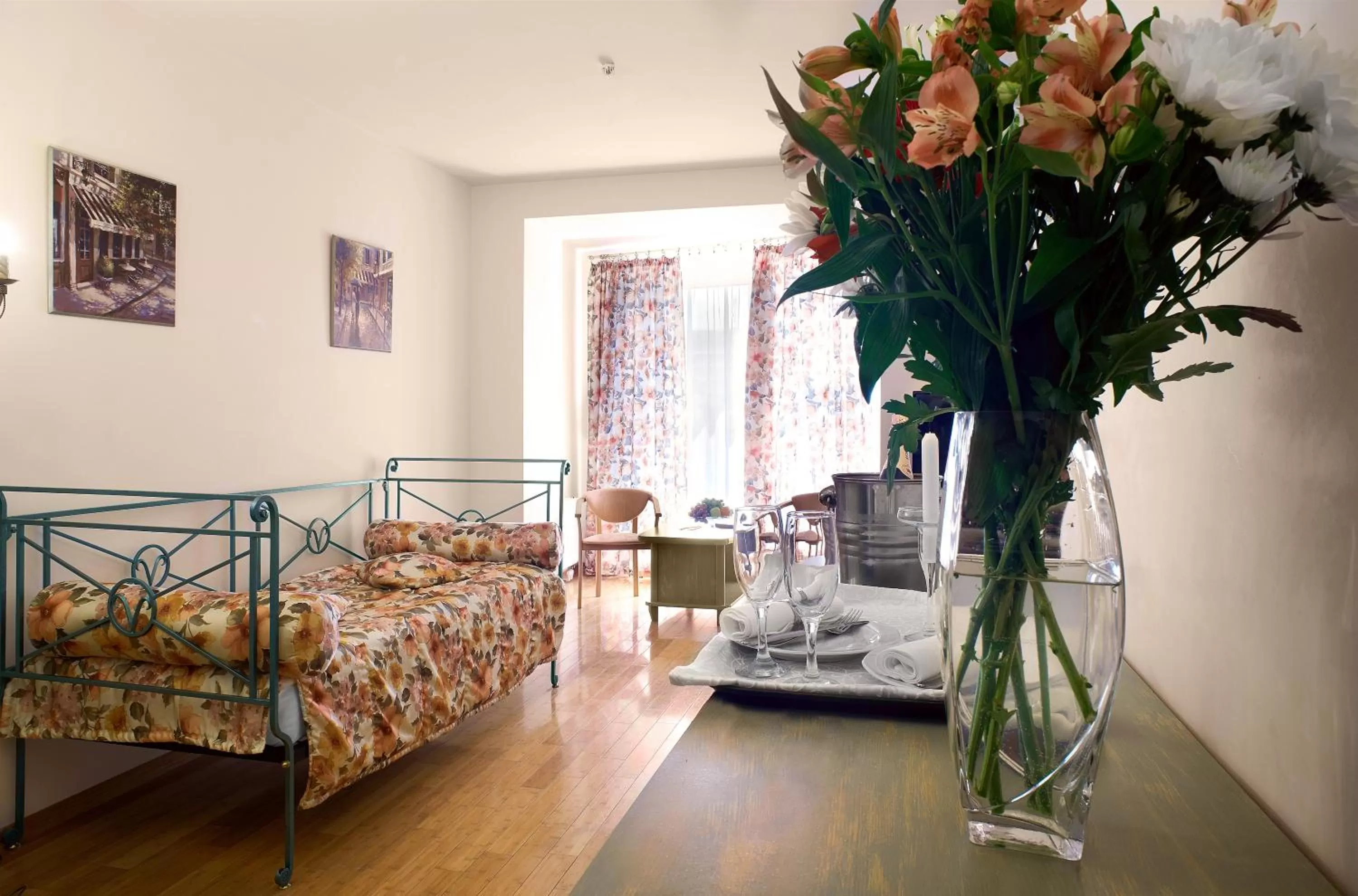 Photo of the whole room, Bed in Oscar