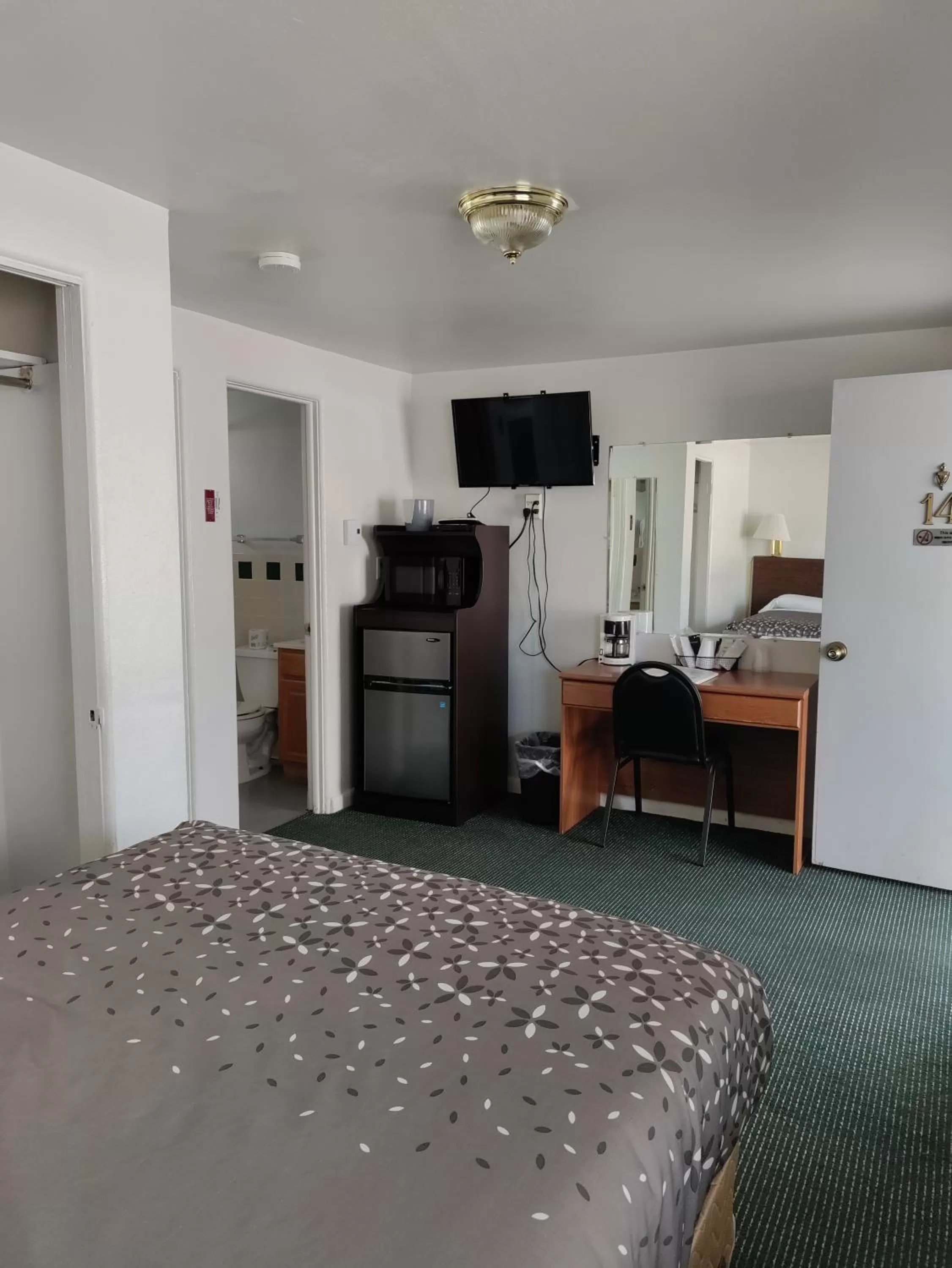 Bed in Eight Bar B Motel