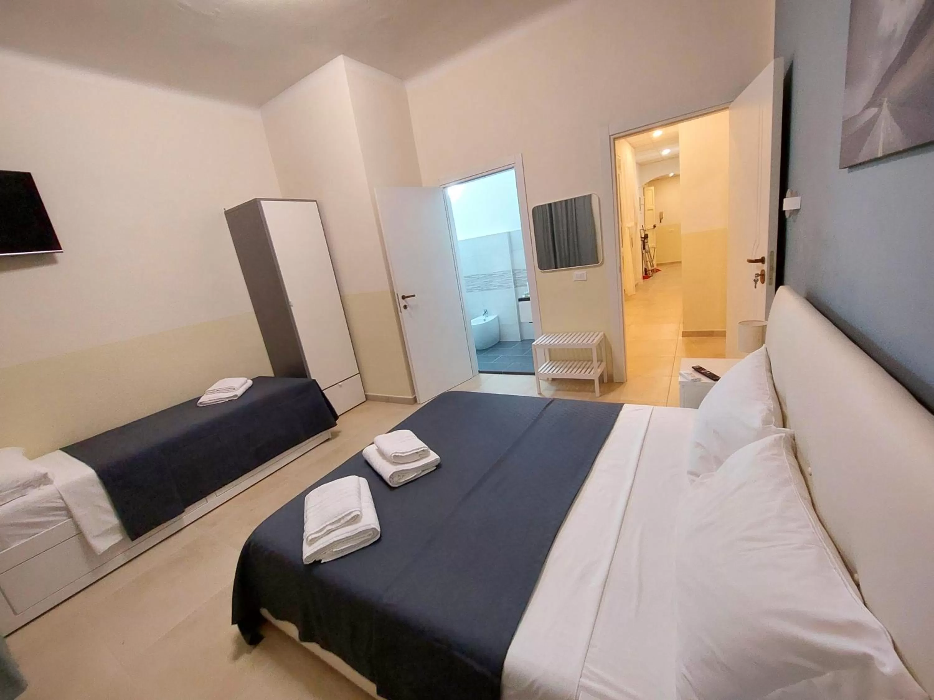 Communal lounge/ TV room, Bed in Bonaini Relax B&B