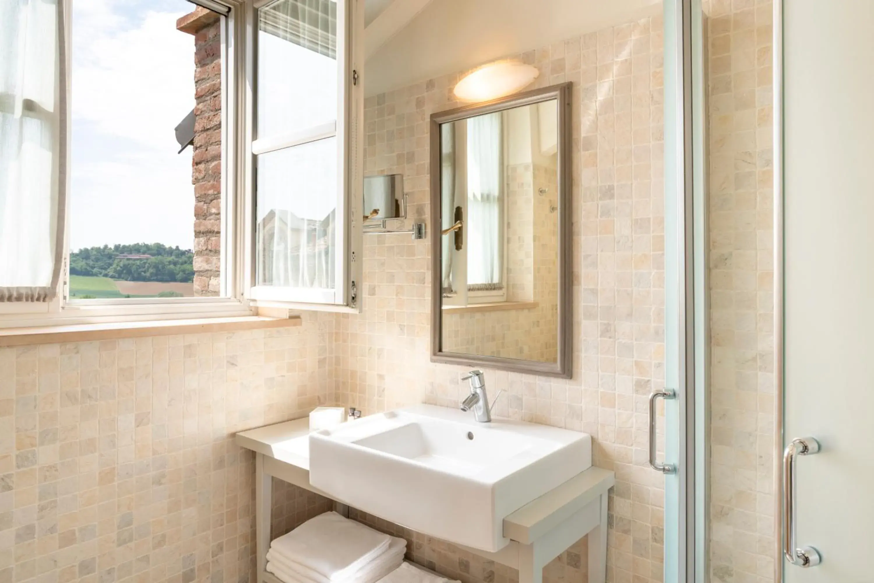 Bathroom in Spinerola Hotel in Cascina & Restaurant Uvaspina