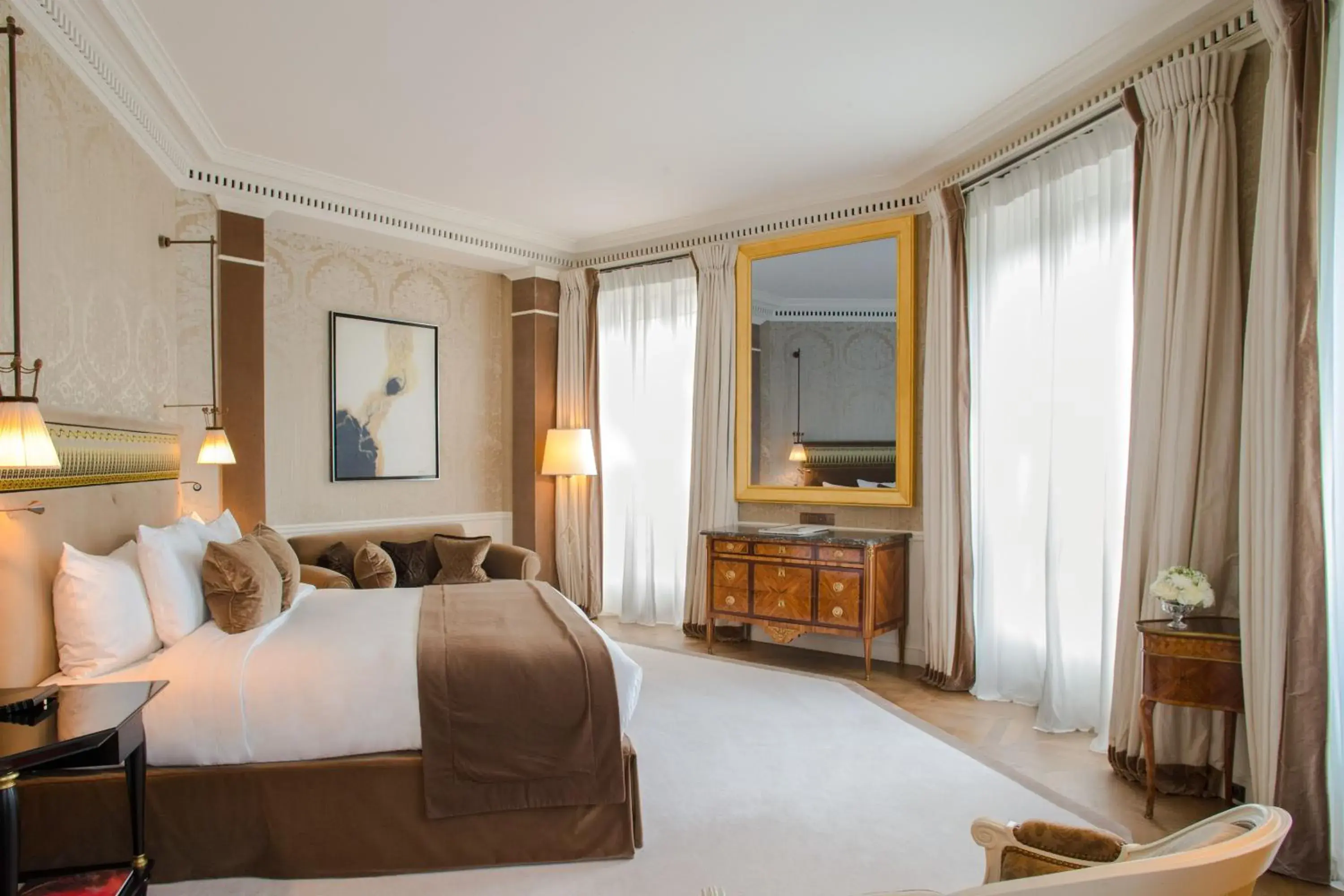 Bed in La Réserve Paris Hotel & Spa