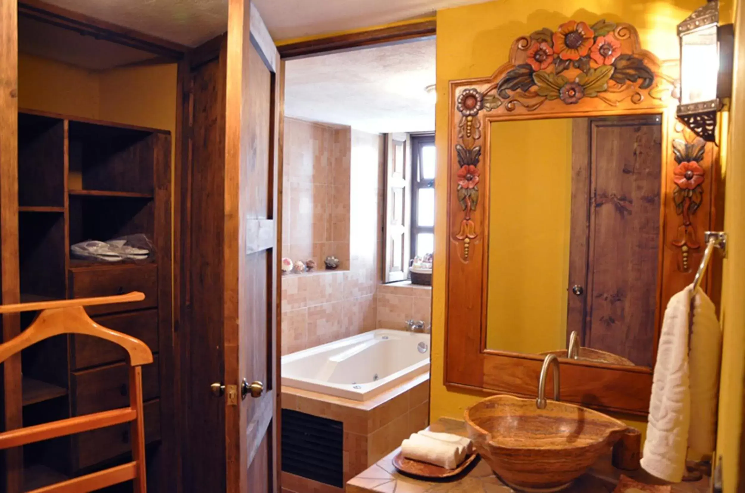 Decorative detail, Bathroom in Casa Santa Lucia
