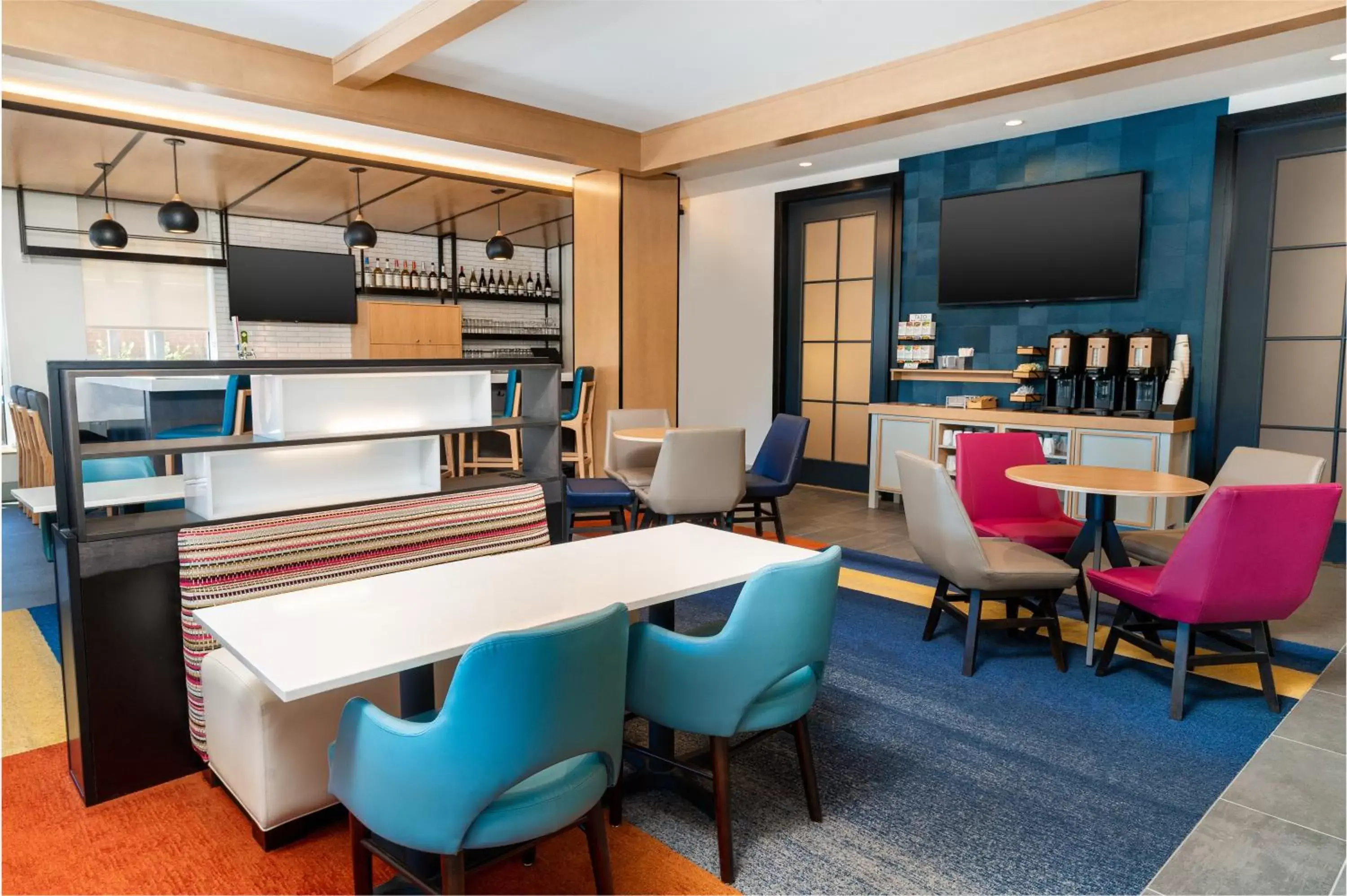 Seating area, Lounge/Bar in Hyatt House Nashville Airport