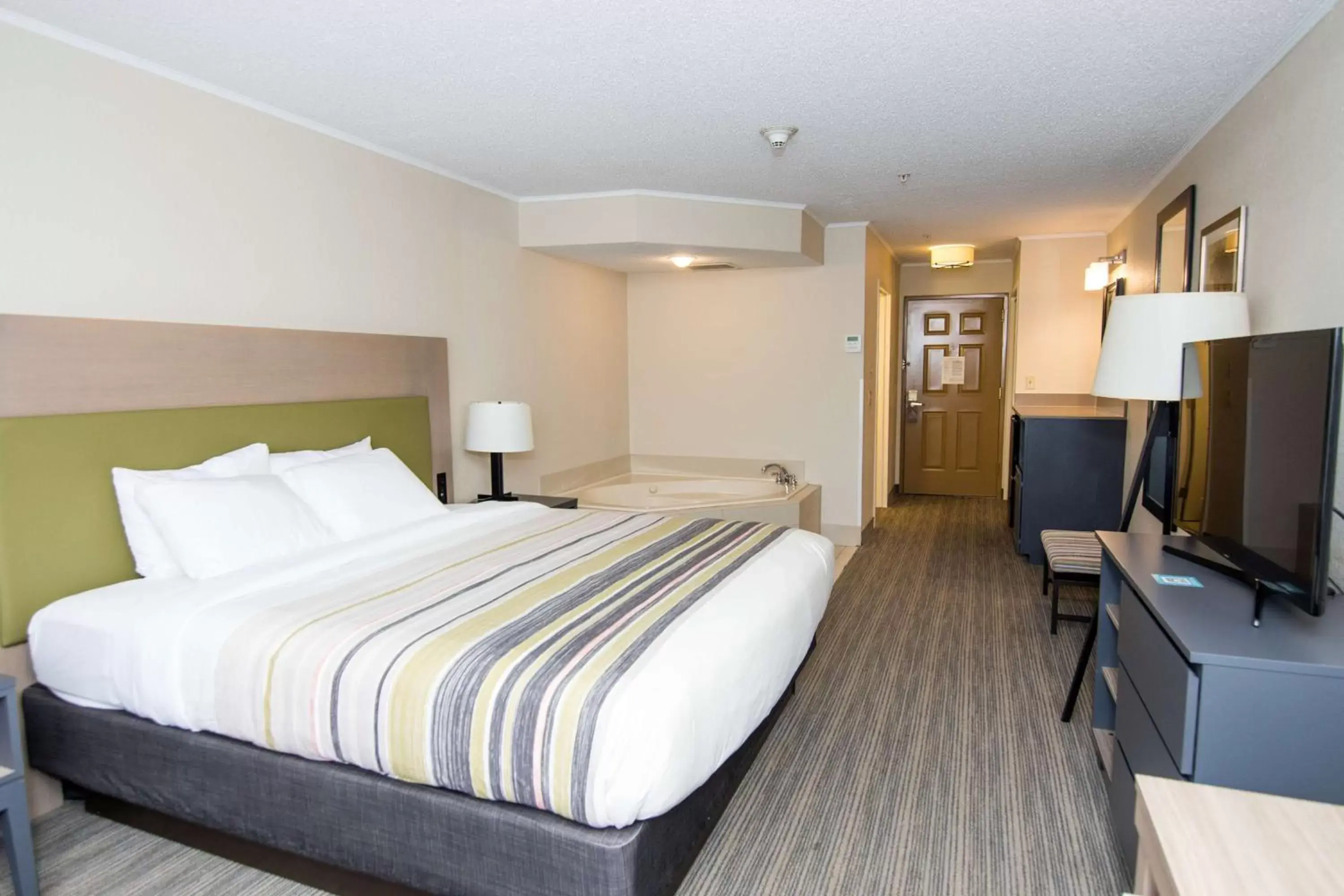 Photo of the whole room, Bed in Country Inn & Suites by Radisson, Lehighton (Jim Thorpe), PA