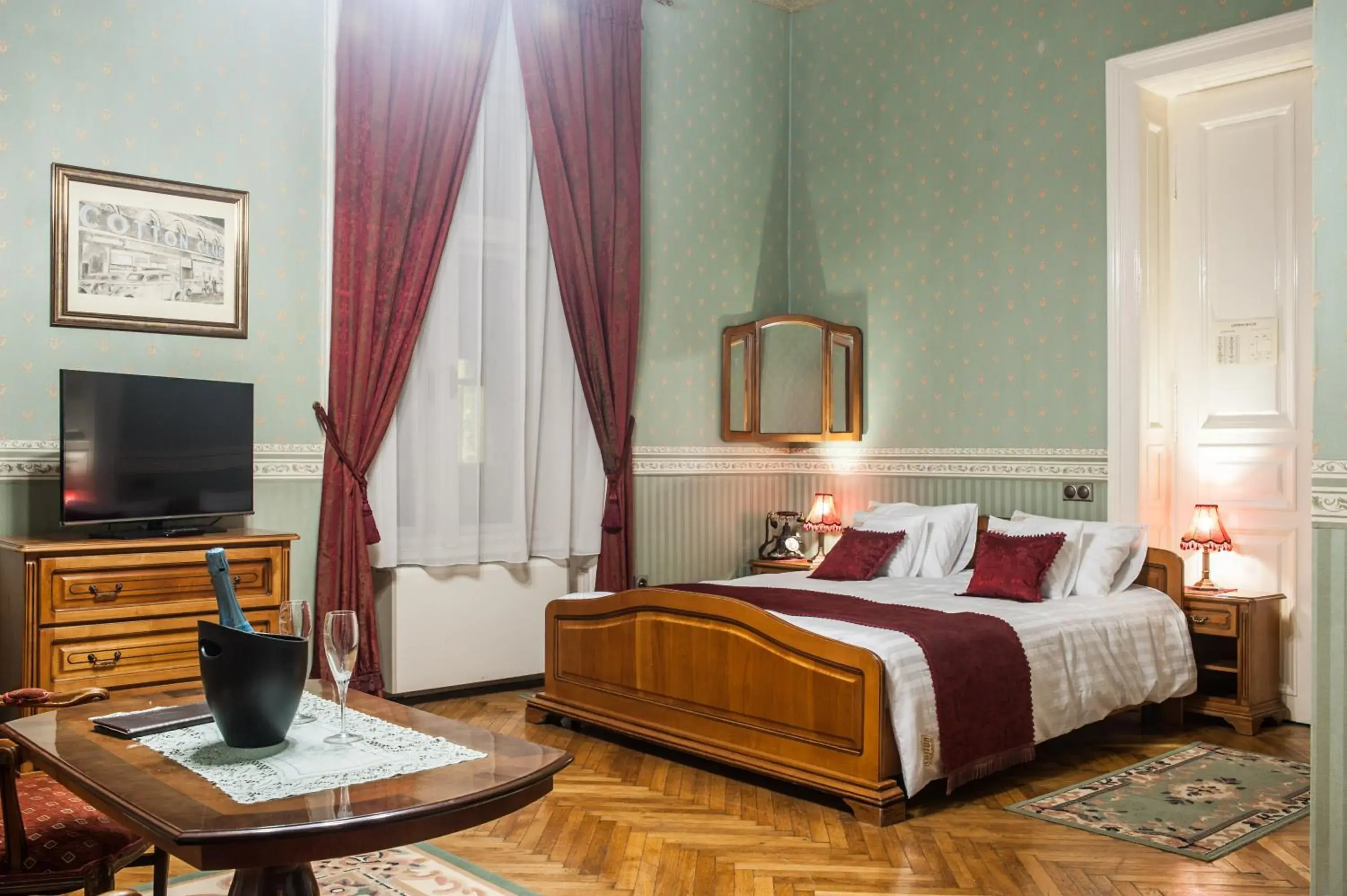 Photo of the whole room, Bed in Cotton House Budapest