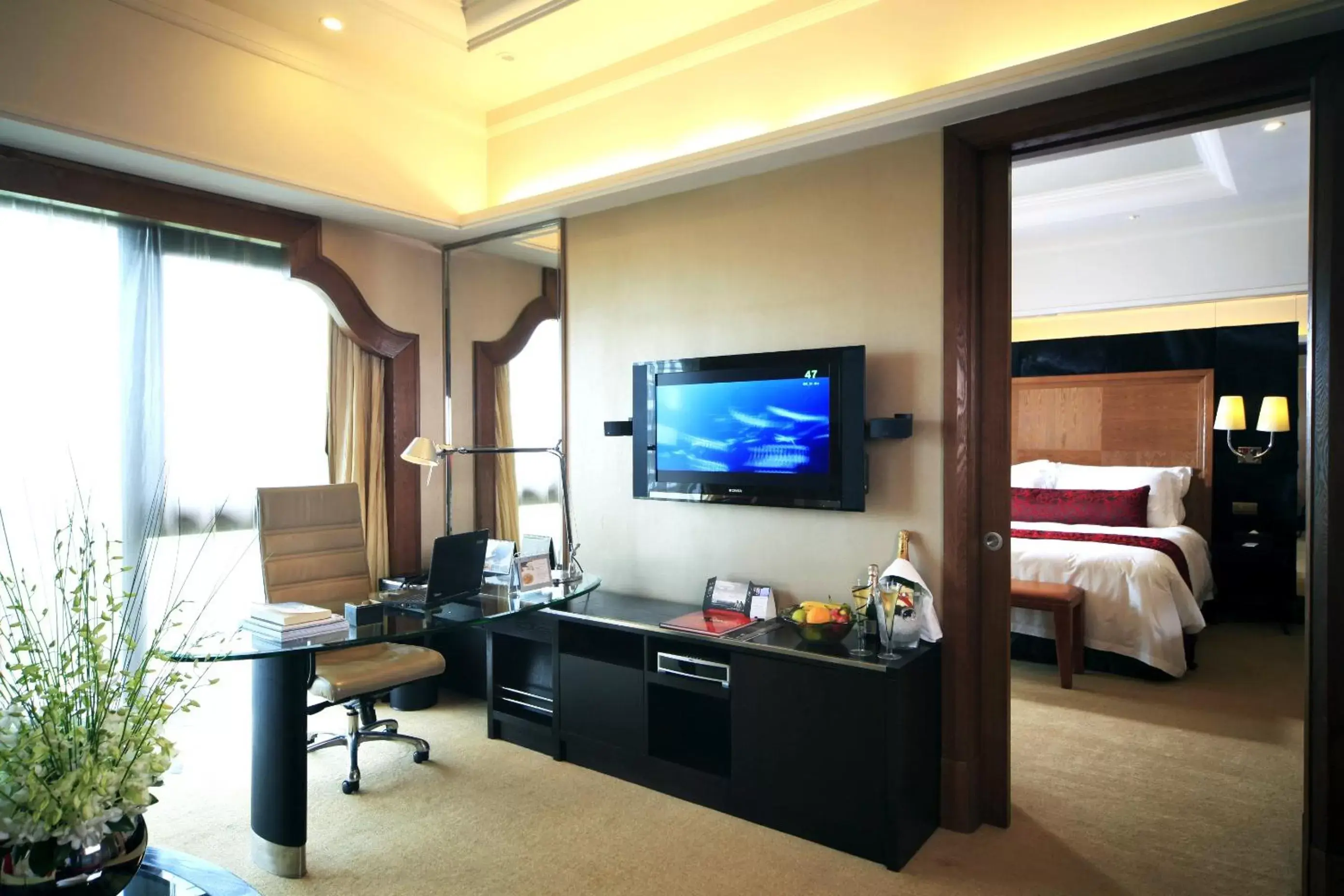 Bedroom, TV/Entertainment Center in InterContinental Shenzhen, an IHG Hotel