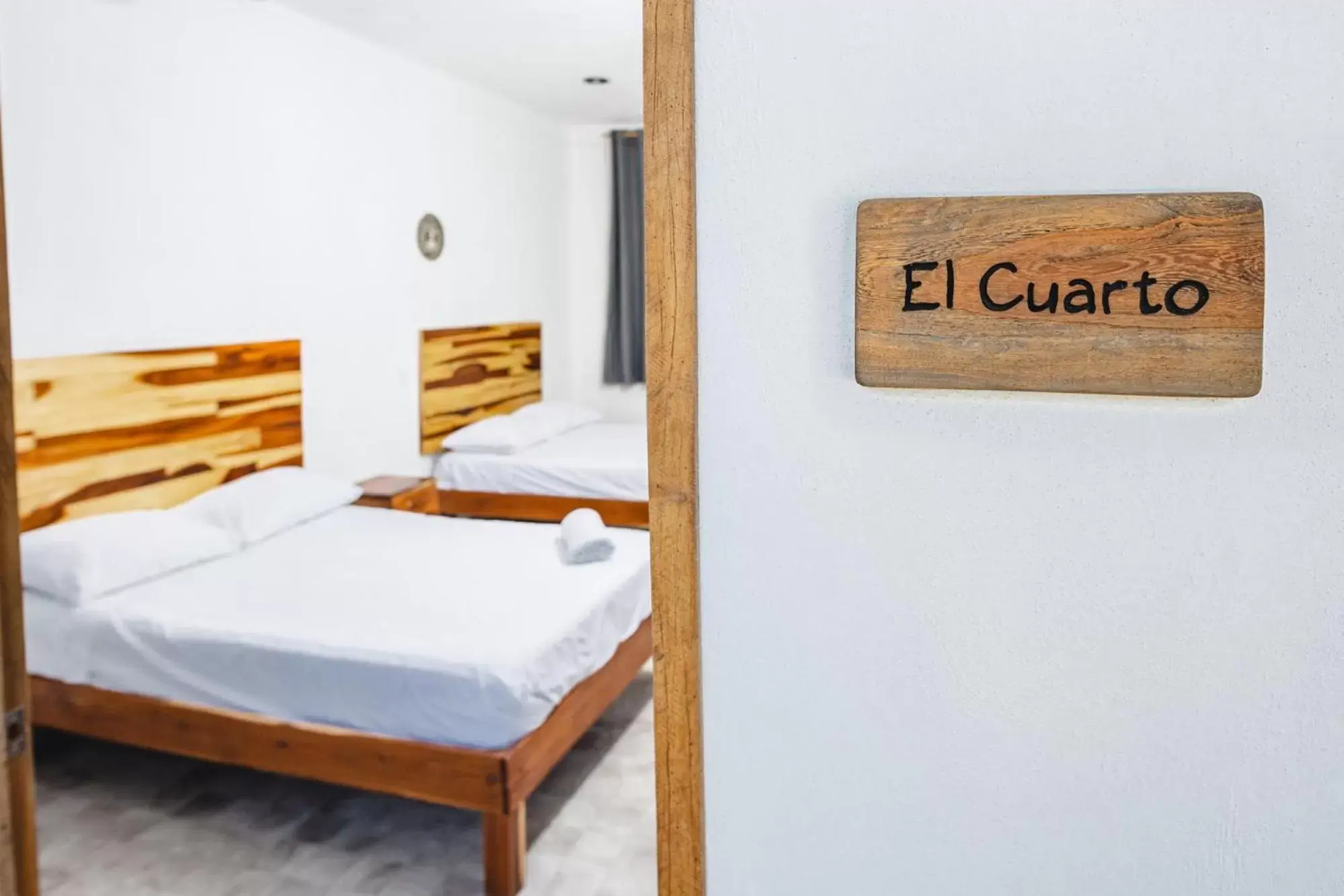 Logo/Certificate/Sign, Bed in Casa Cuyo Hotel