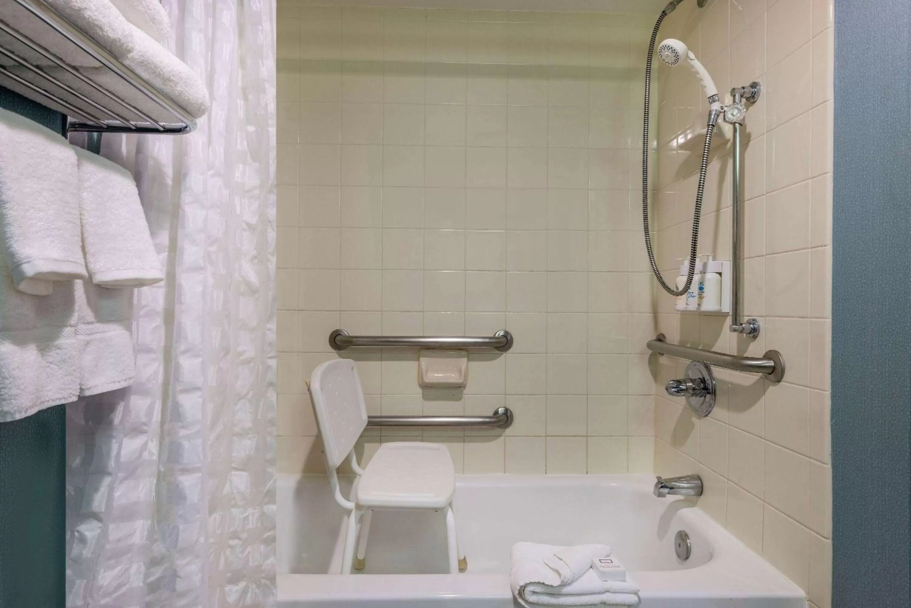 Shower in Wyndham Garden Kansas City Airport