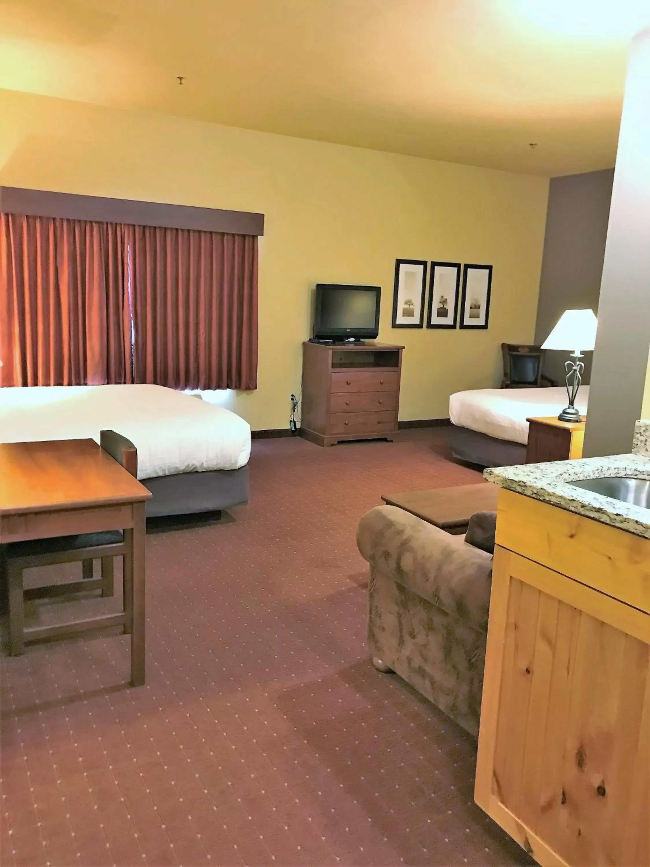 Bedroom, TV/Entertainment Center in AmericInn by Wyndham Fargo Medical Center