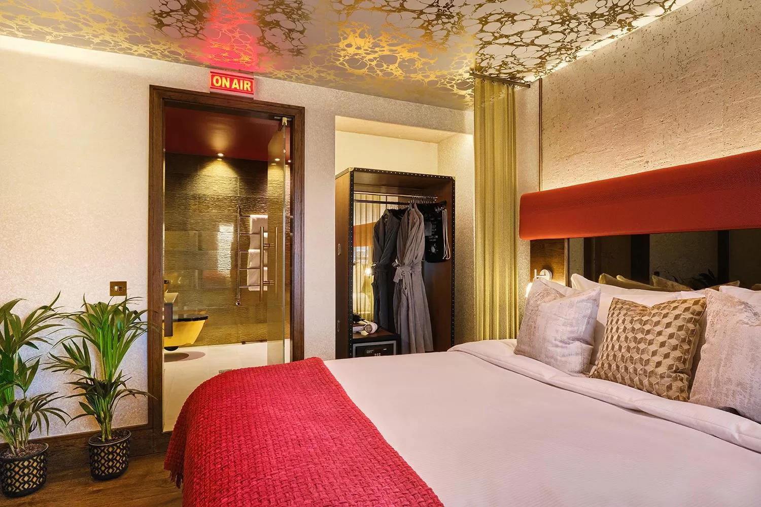 Bathroom, Bed in The Megaro Hotel - Kings Cross St Pancras, London