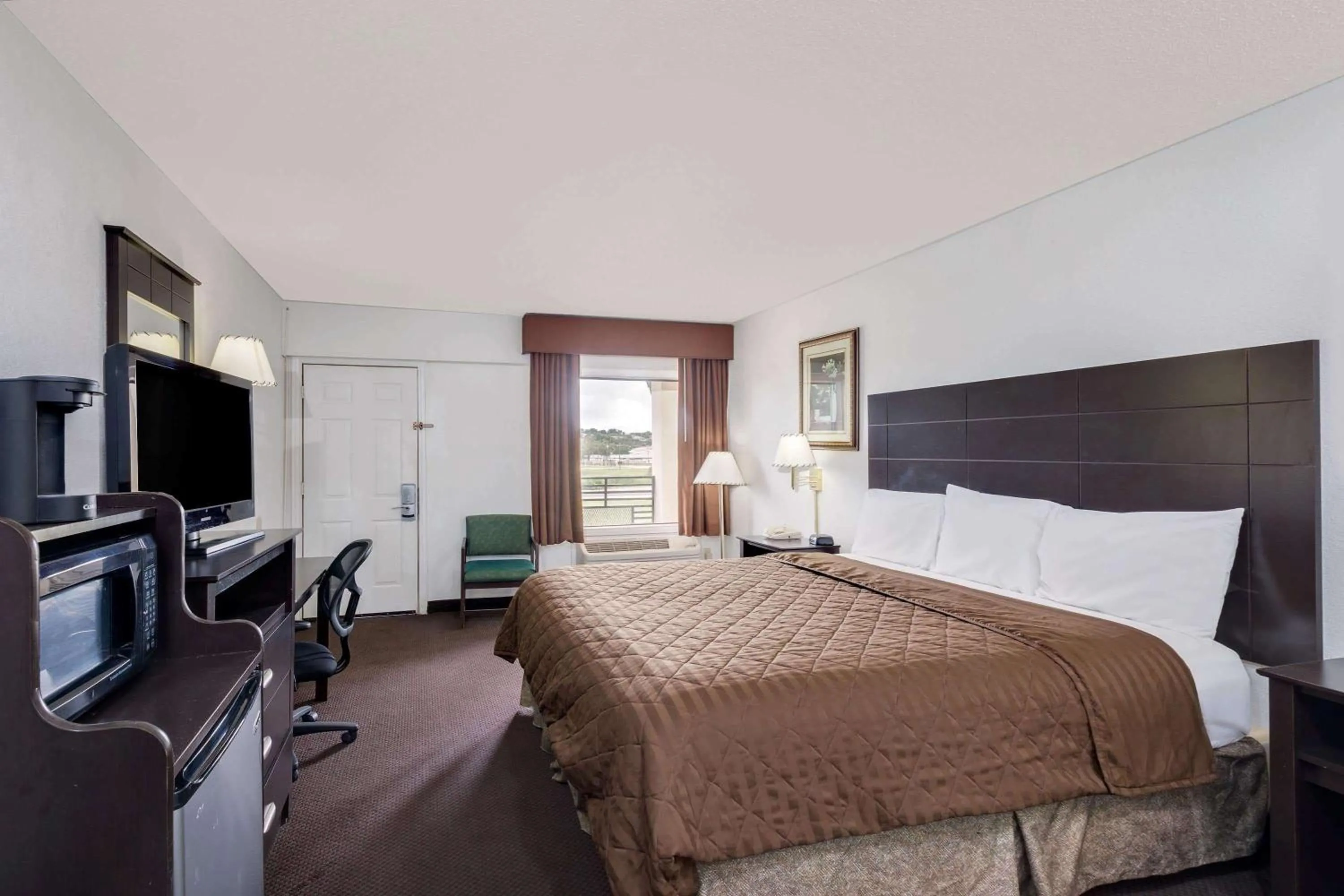 Photo of the whole room in Travelodge by Wyndham Ozona