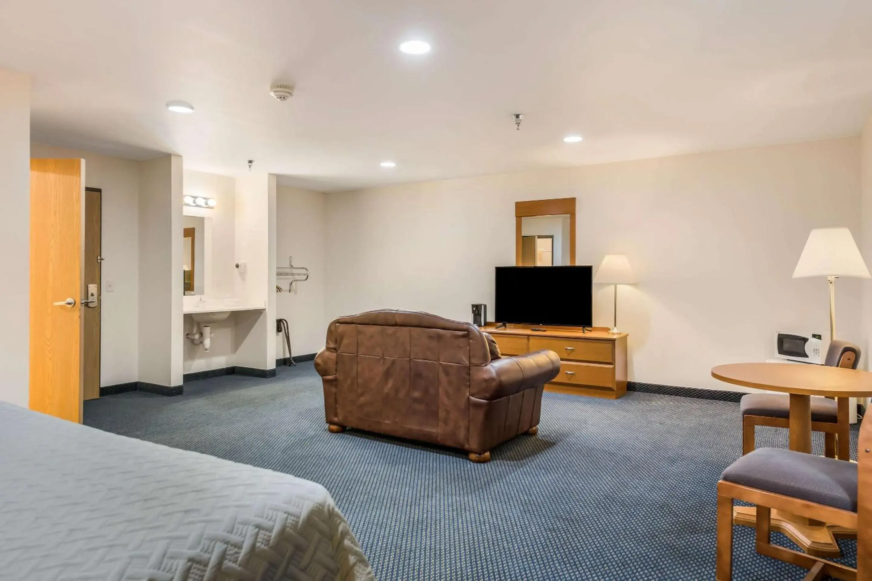 Photo of the whole room, TV/Entertainment Center in EconoLodge by Choice Hotels - Rice Lake