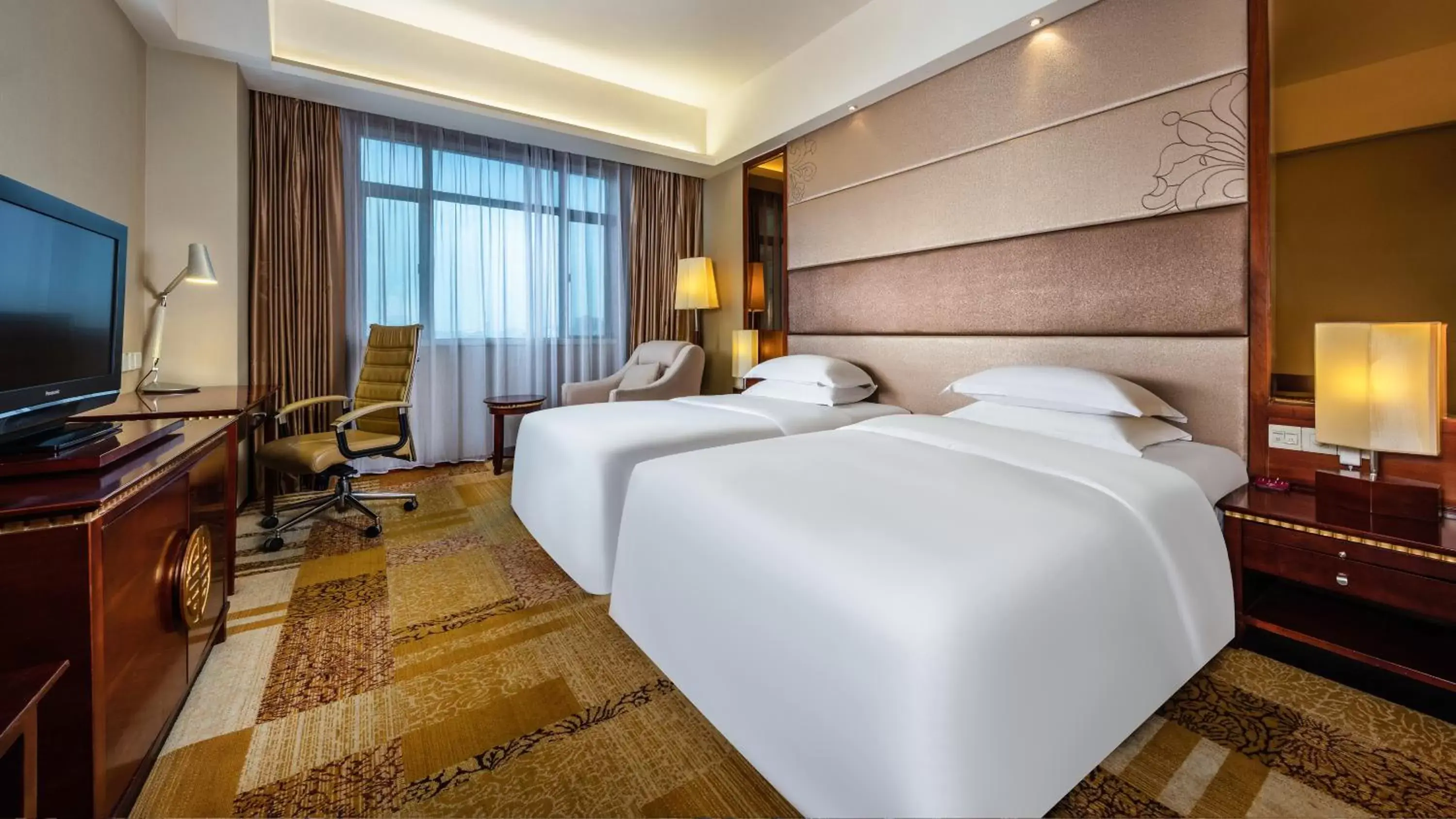 Photo of the whole room, Bed in Crowne Plaza Foshan, an IHG Hotel - Exclusive bus stations for HKSAR round-trips