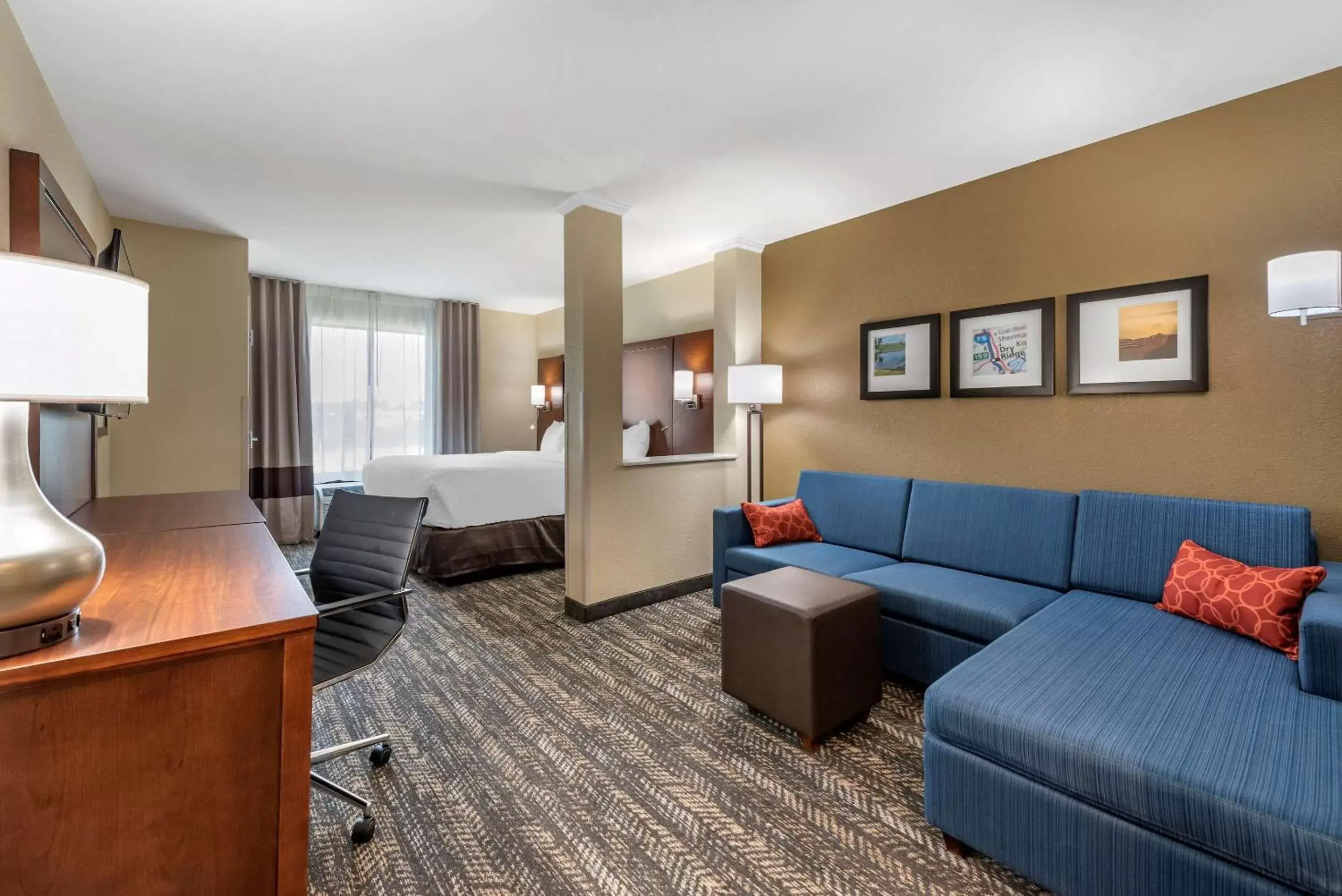 Photo of the whole room, Seating Area in Comfort Suites