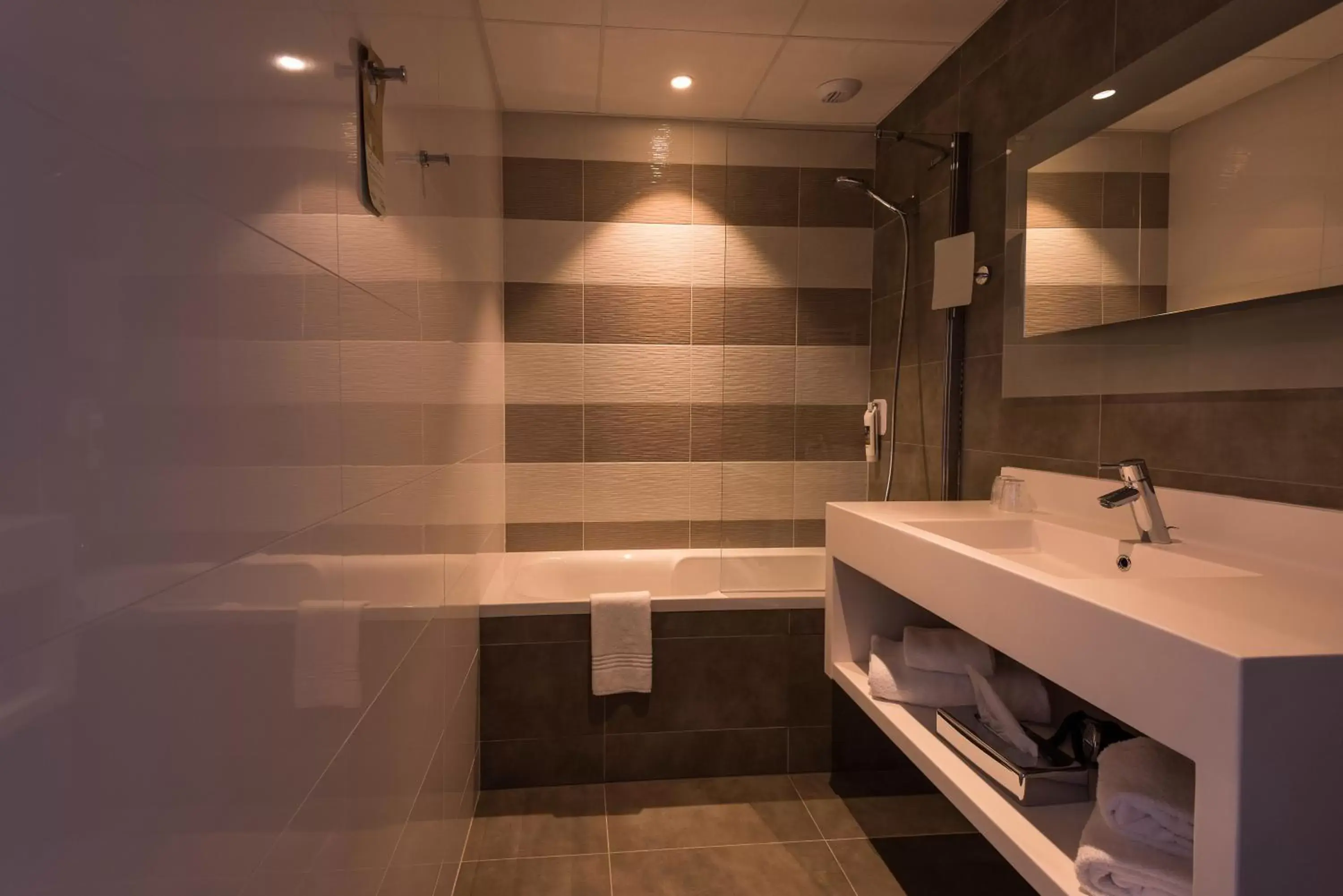 Bathroom in Mercure Cherbourg Centre Port