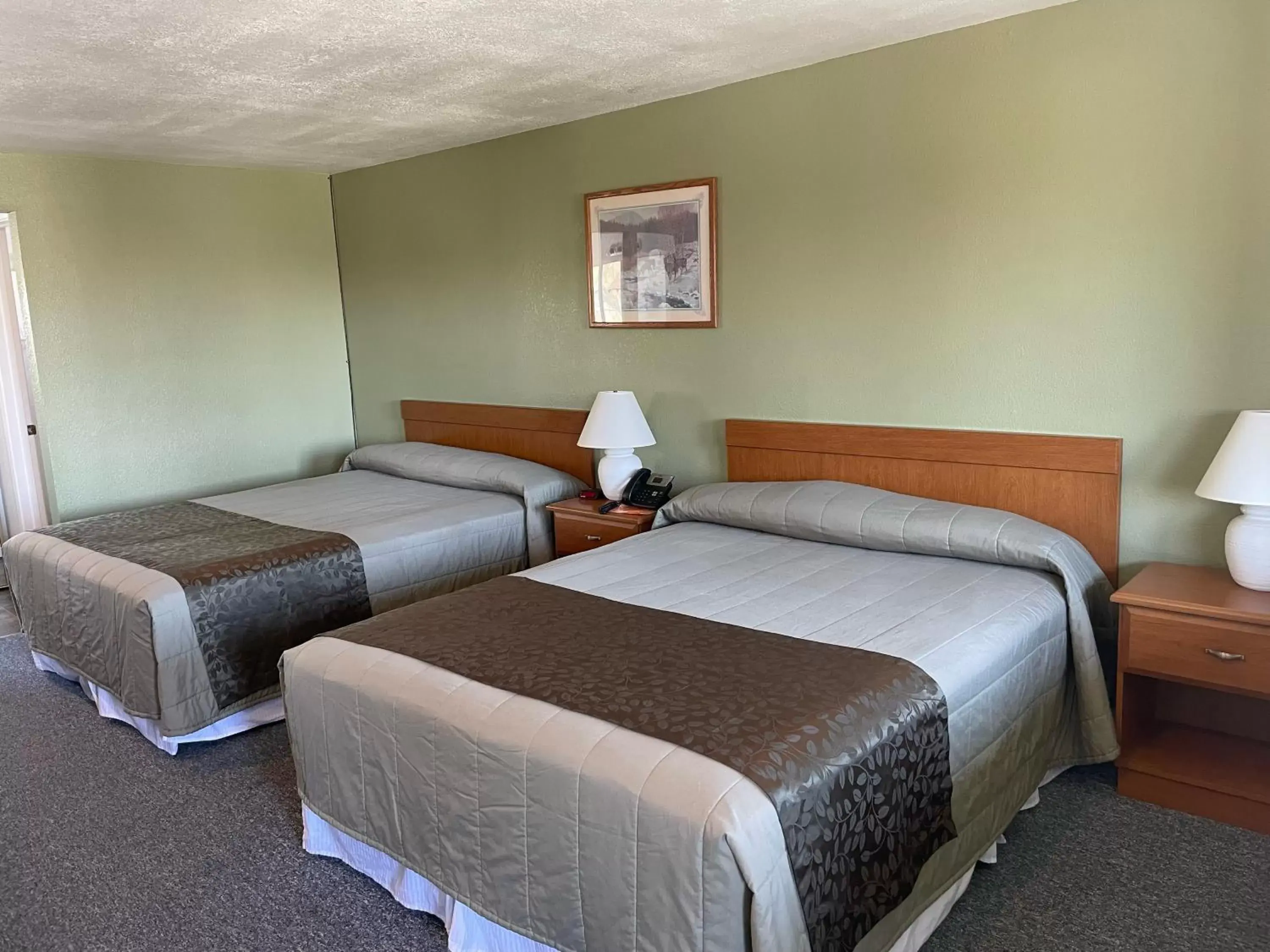 Bed in Murphey's Motel LLC