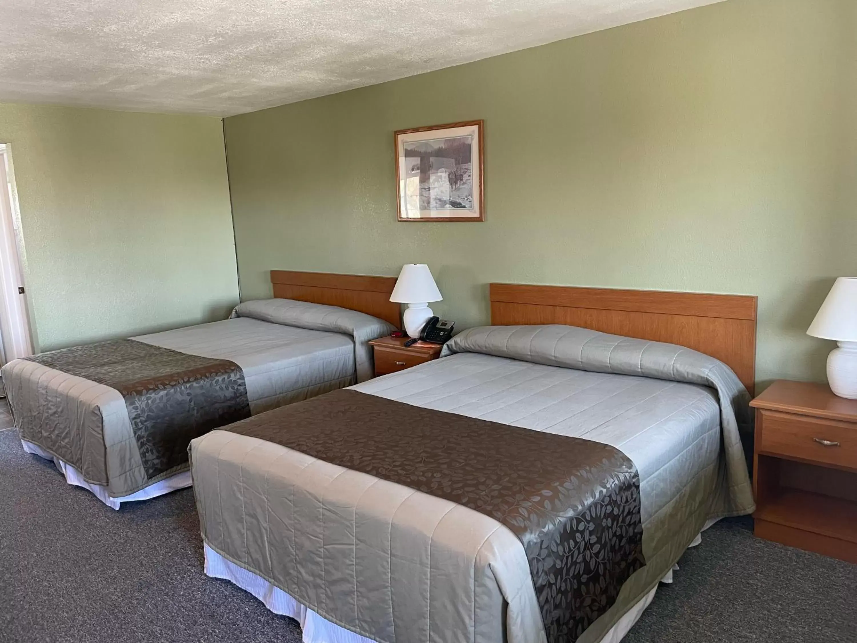 Standard Queen Room with Two Queen Beds in Murphey's Motel LLC Standard Queen Room with Two Queen Beds in Murphey's Motel LLC