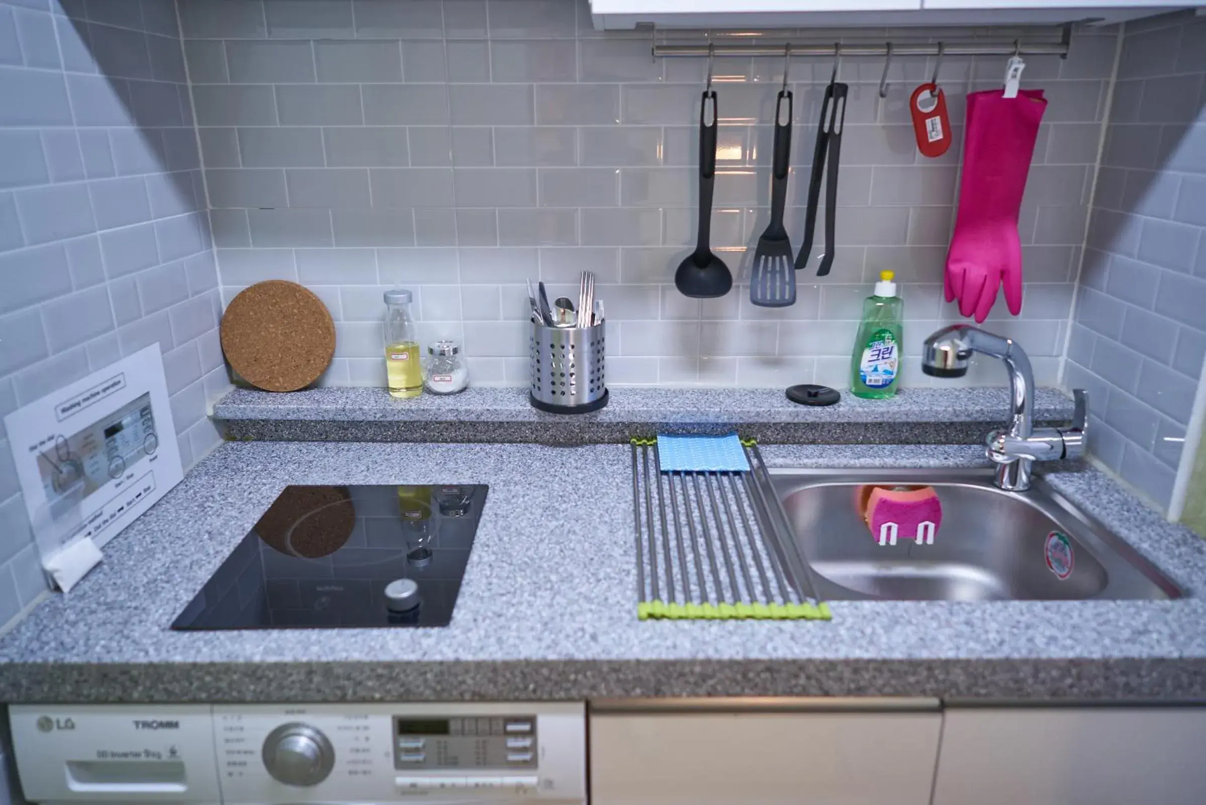 Kitchen/Kitchenette in R Guesthouse Seoul Station