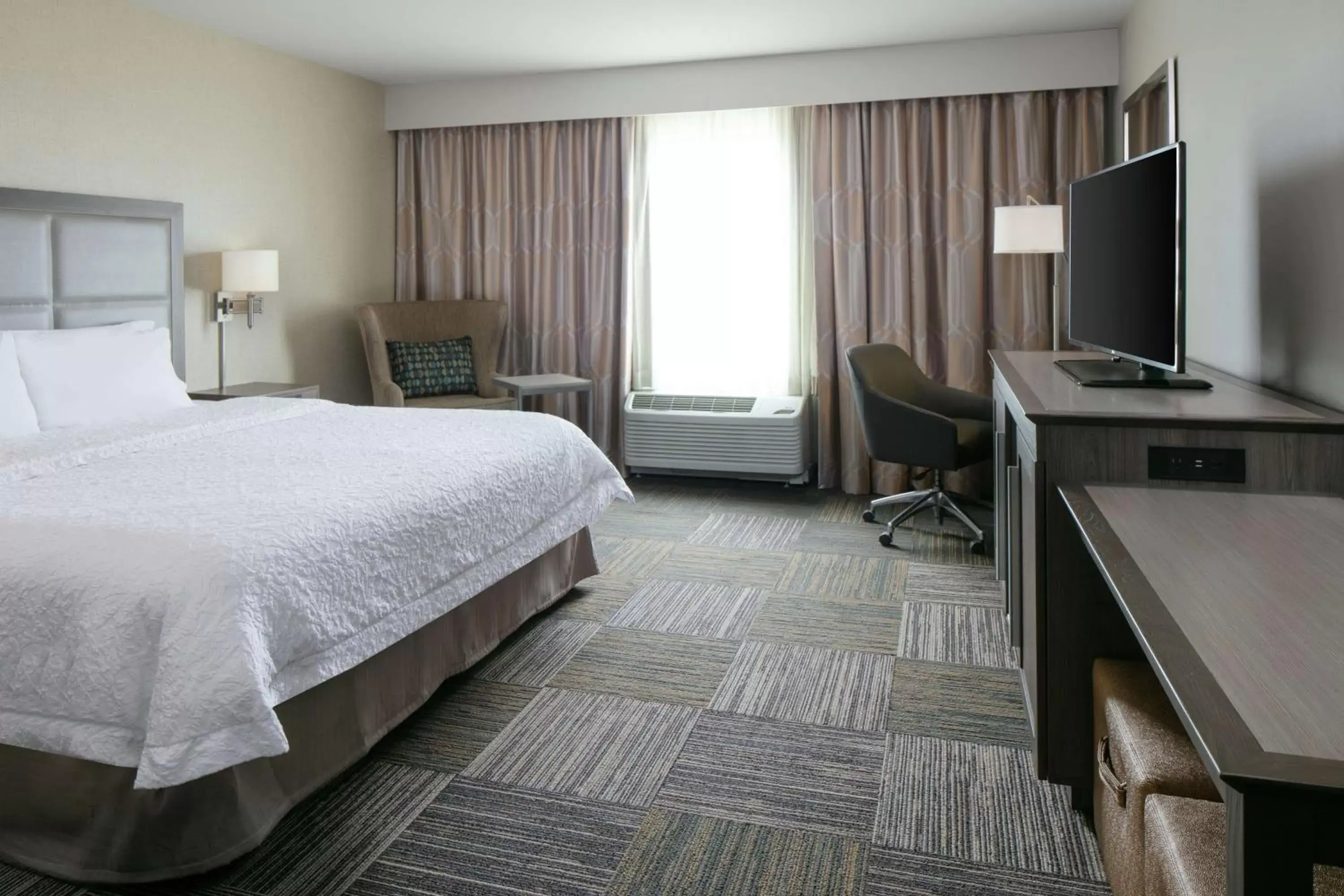 Bedroom, TV/Entertainment Center in Hampton Inn & Suites-Hudson Wisconsin