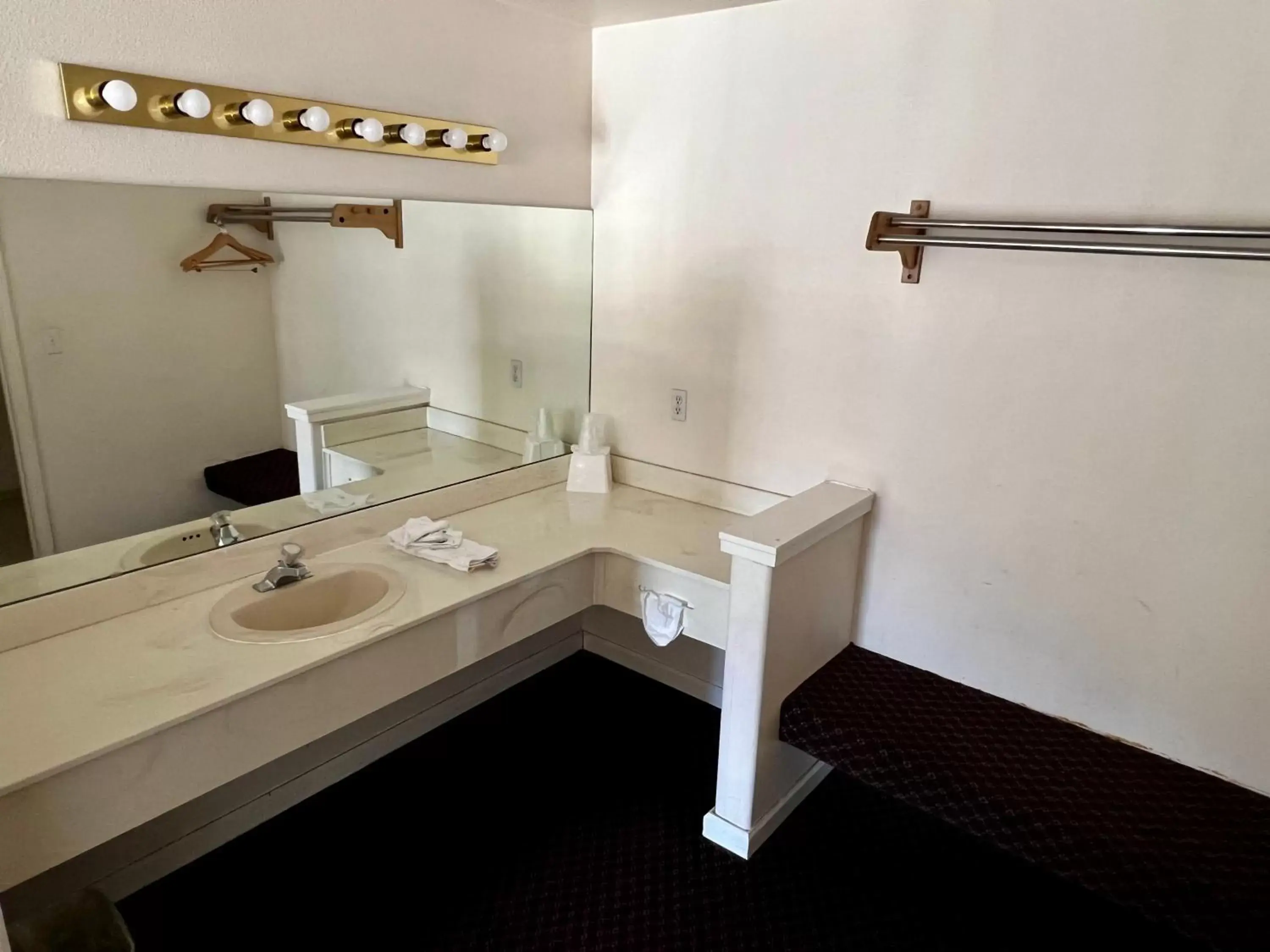 Bathroom in Rodeway Inn - Santa Fe Inn