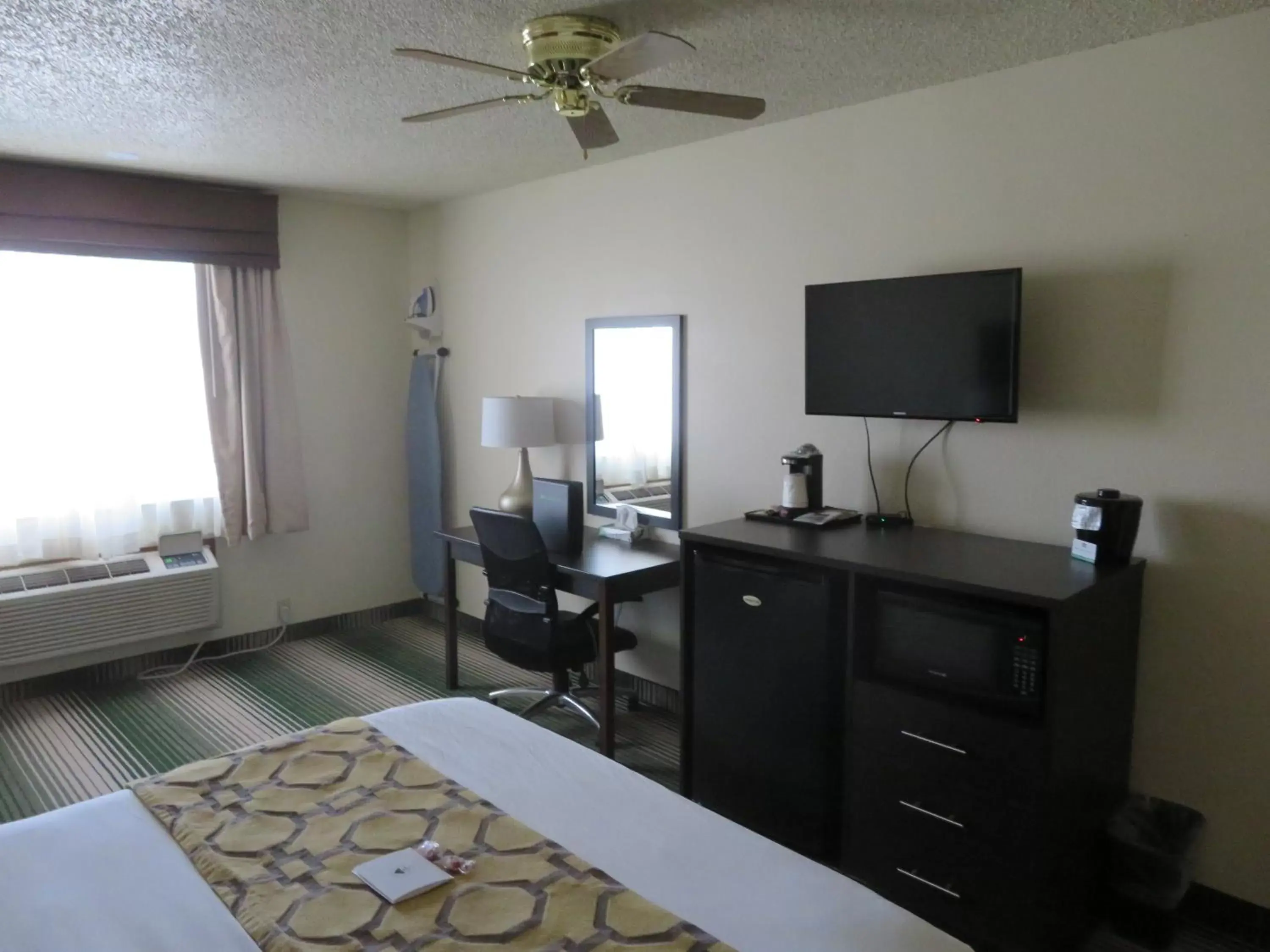 Bedroom, TV/Entertainment Center in GreenTree Inn Montrose