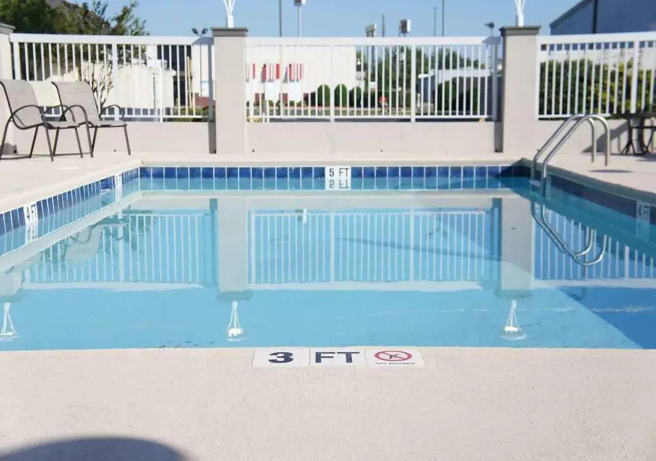 Swimming Pool in La Quinta Inn & Suites by Wyndham Perry