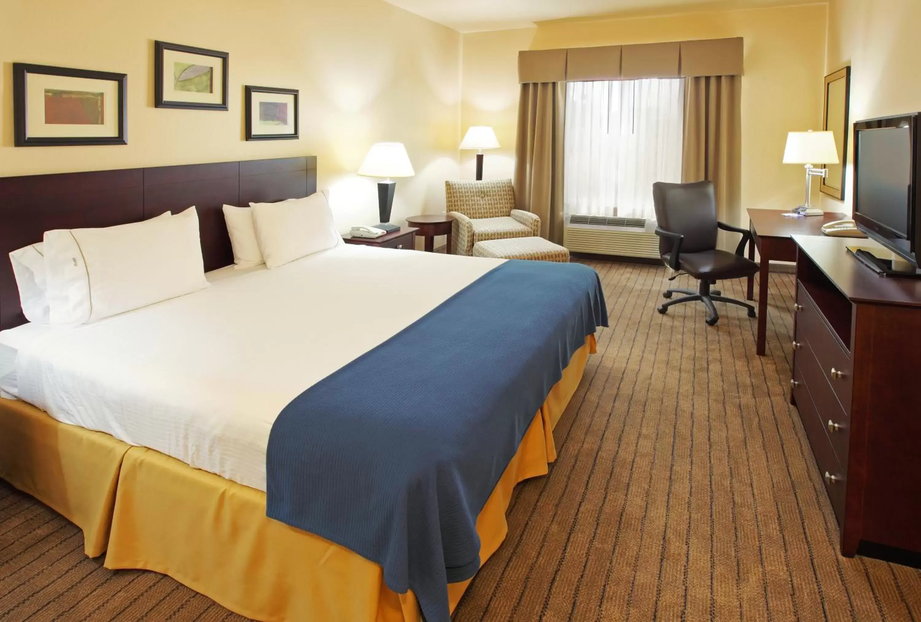 Bed in Holiday Inn Express Hotel & Suites Marshall, an IHG Hotel