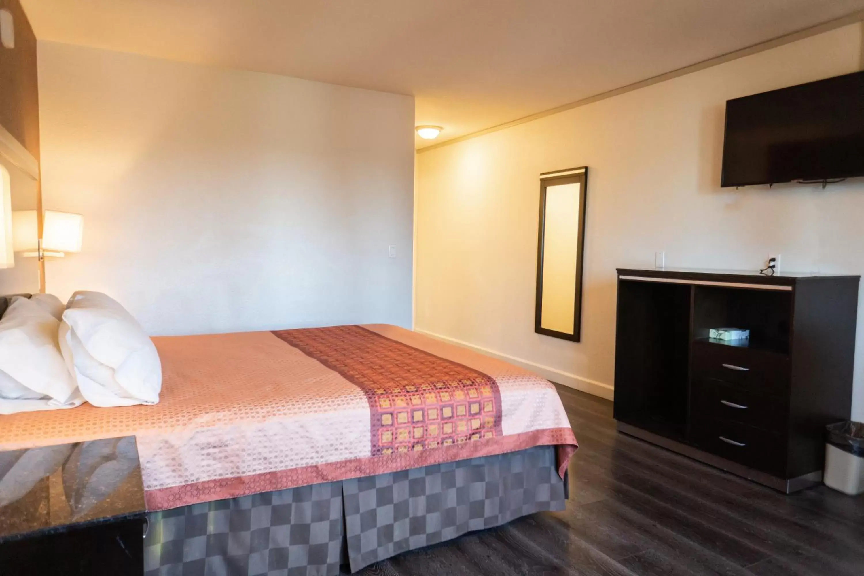 Bed in Maywood Inn Bed in Maywood Inn