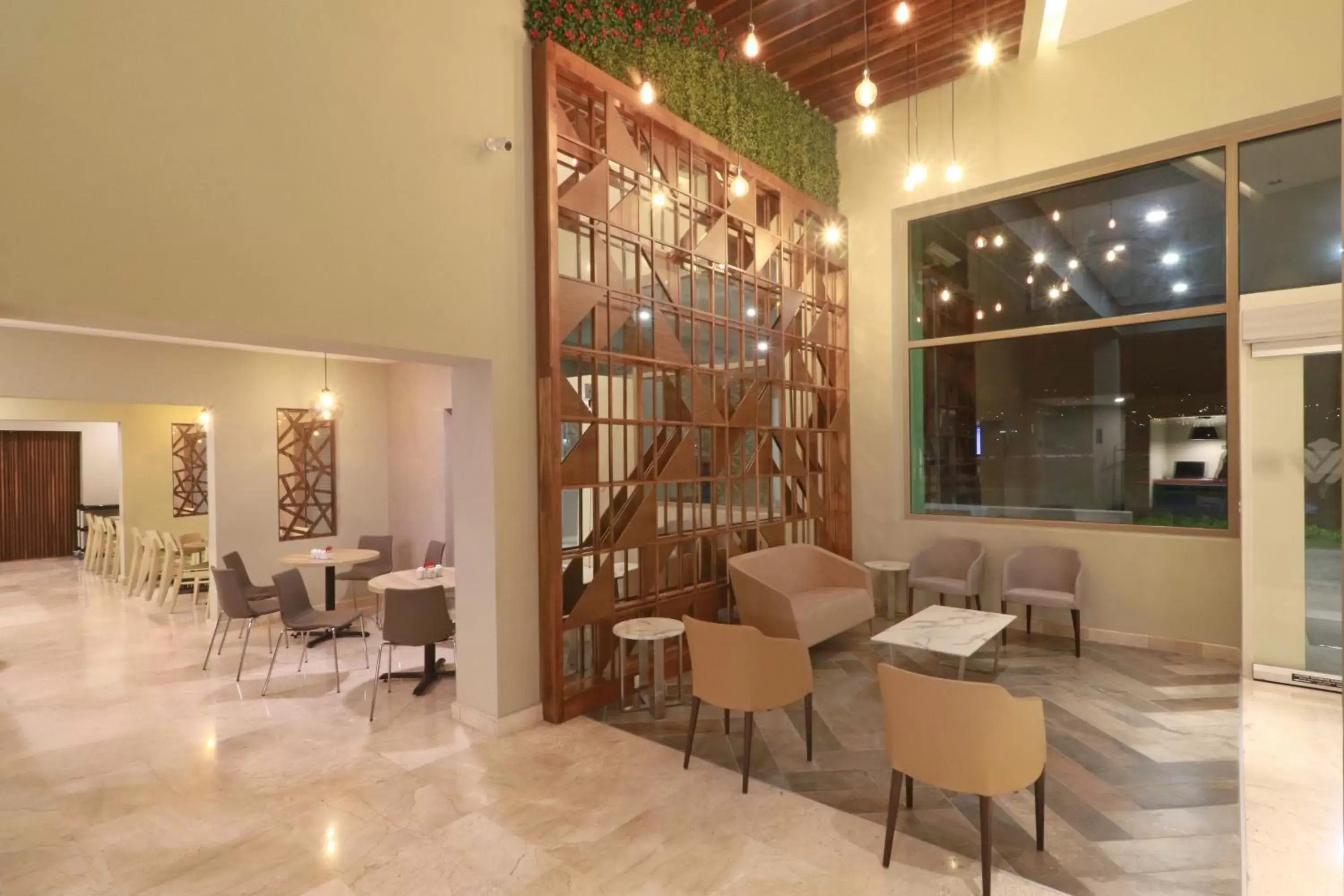 Lobby or reception, Restaurant/Places to Eat in Wyndham Garden Monterrey Valle Real